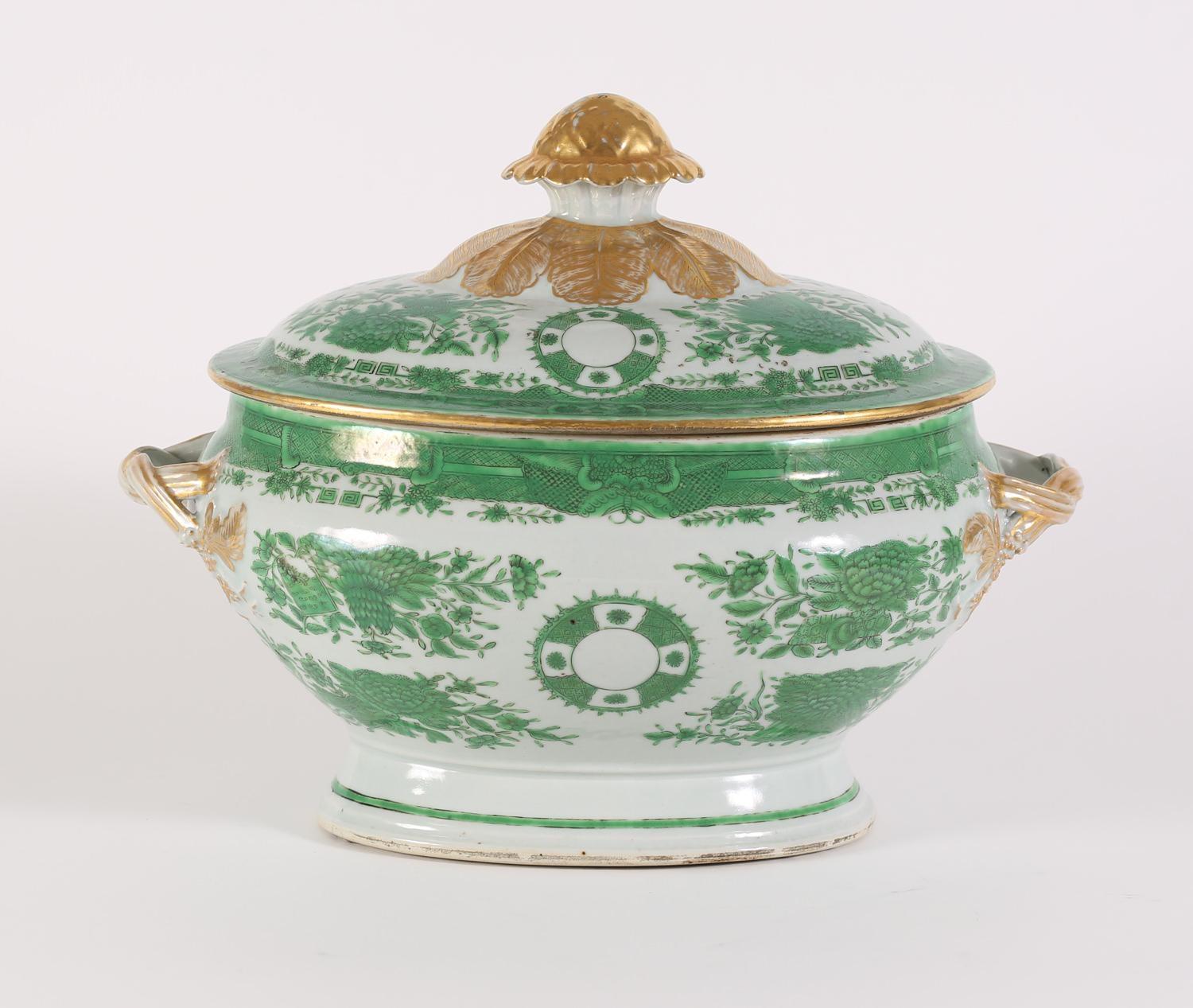 Soupière, couvercle et sous-plat en porcelaine d'exportation chinoise à motif Fitzhugh, 18e siècle. Modèle très inhabituel et rare, magnifiquement peint à la main en émaux verts et en or 24 carats, avec des poignées en corde torsadée.

Mesures :