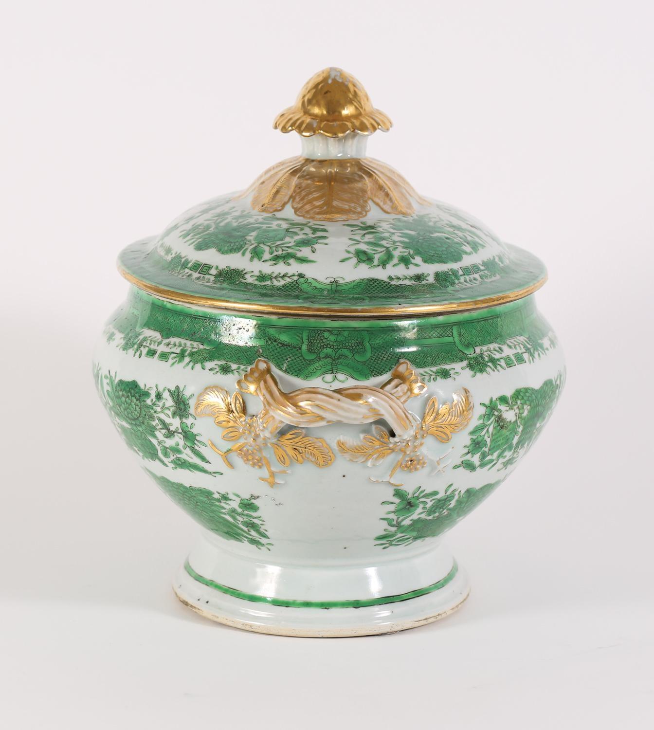 Qing Soupière, couvercle et sous-plat en porcelaine d'exportation chinoise à motif Fitzhugh en vente