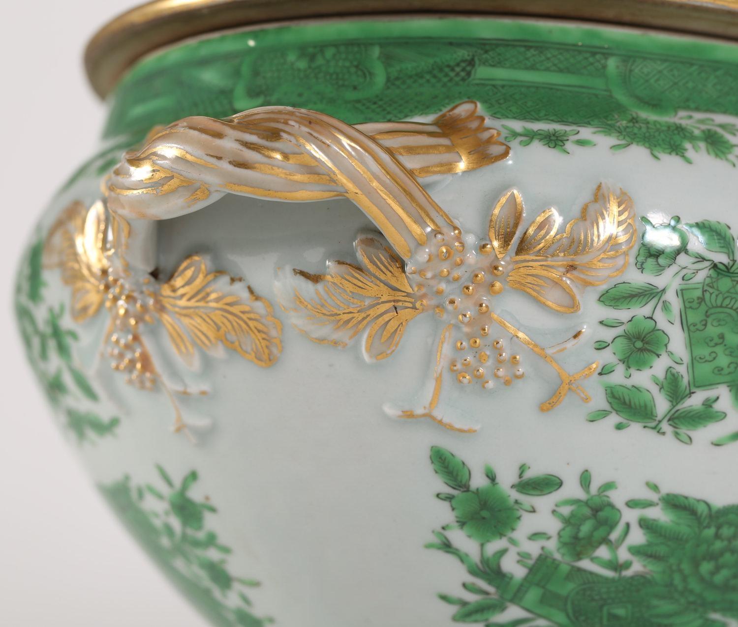 Chinesische Export-Porzellanterrine mit Fitzhugh-Muster Terrine, Deckel und Unterteller (18. Jahrhundert) im Angebot