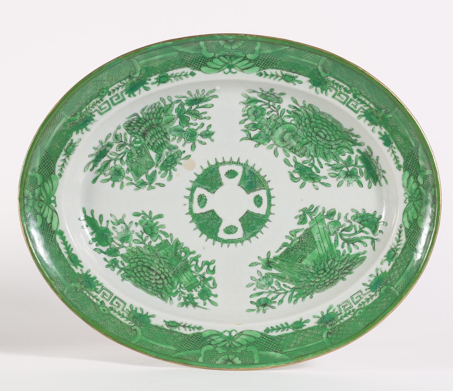 XVIIIe siècle Soupière, couvercle et sous-plat en porcelaine d'exportation chinoise à motif Fitzhugh en vente