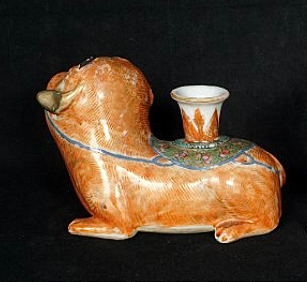 Chandelier en porcelaine d'exportation chinoise représentant un chien assis à quatre pattes et dont les pattes sont visibles. Le chien à gueule ouverte avec une expression sur son visage, émaillé d'un fond orange avec une décoration dorée