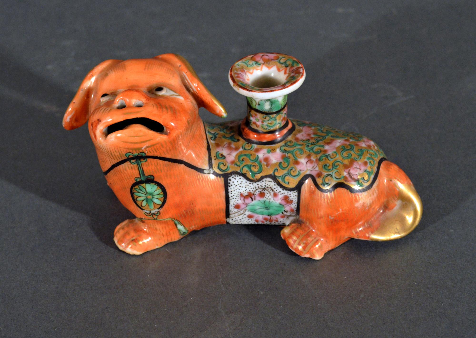 Chinese Export Porcelain Foo Dog Candlesticks In Good Condition For Sale In Downingtown, PA