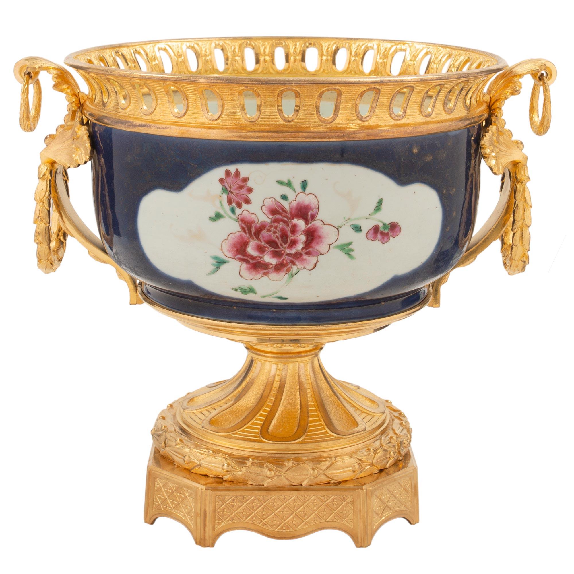 Français Centre de table en porcelaine d'exportation chinoise et ormolu de style Louis XVI du 19ème siècle français en vente