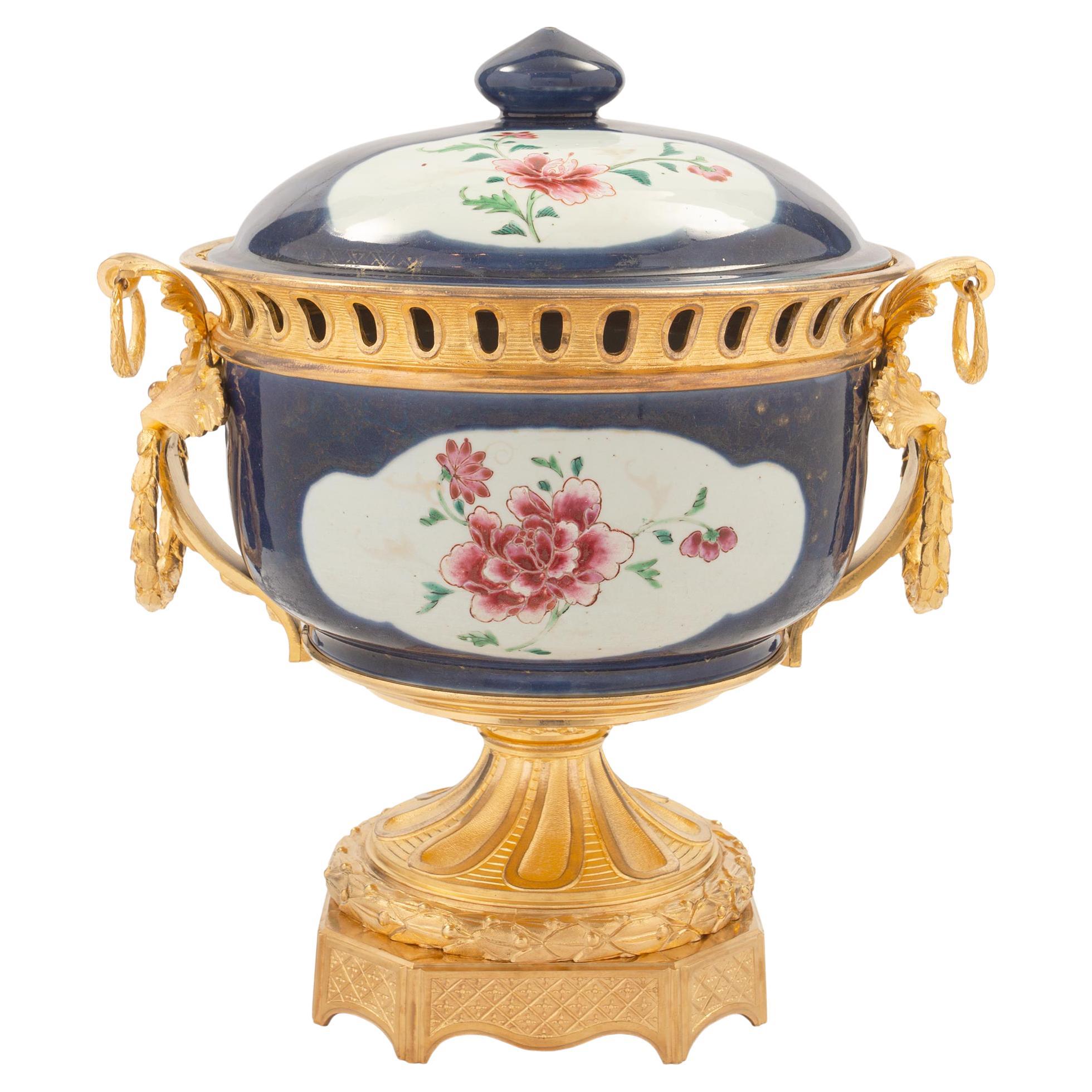 Centre de table en porcelaine d'exportation chinoise et ormolu de style Louis XVI du 19ème siècle français