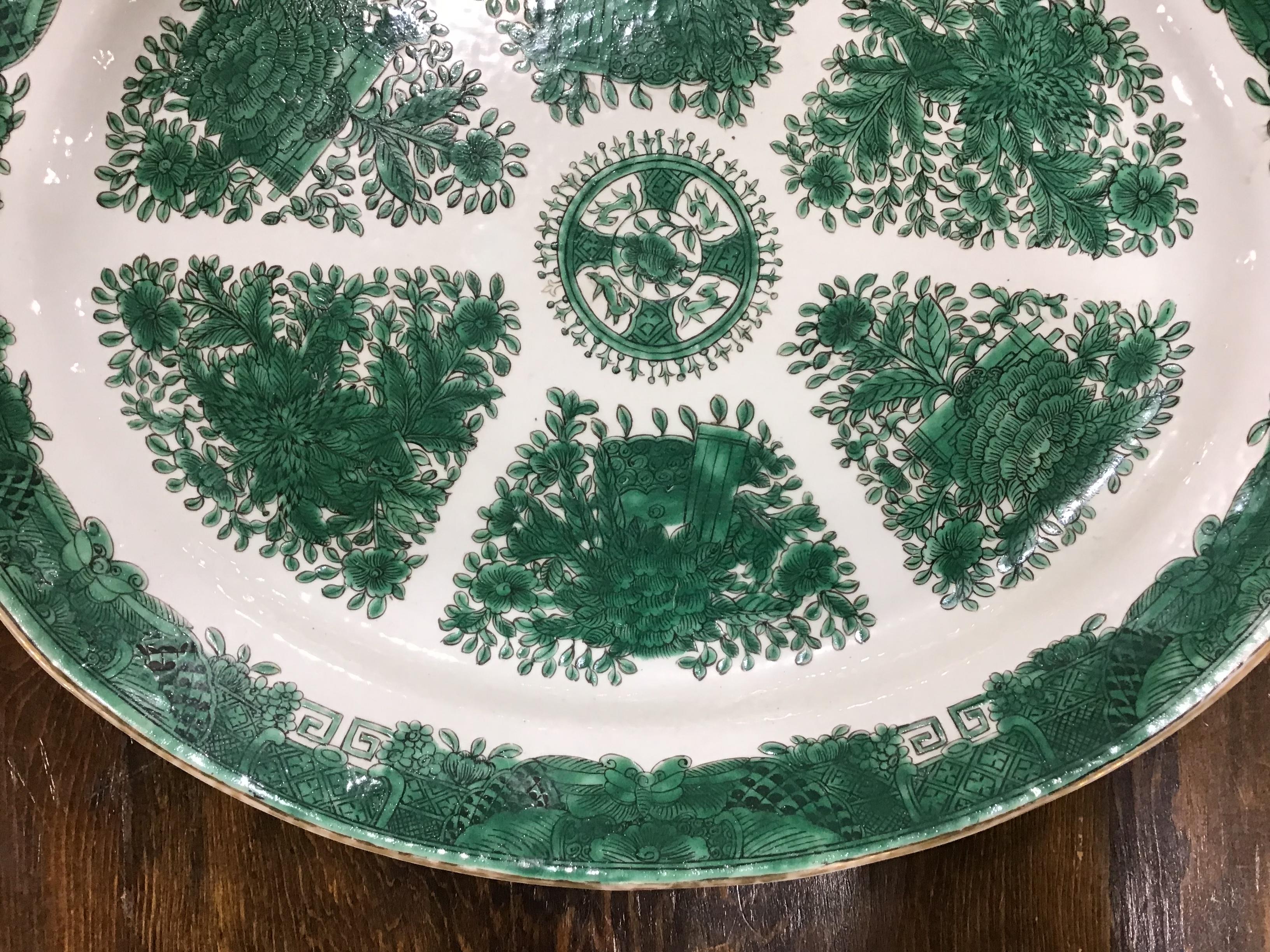 Late 18th to early 19th century Chinese Export green Fitzhugh oval platter in a classic quadrant pattern with center medallion and diaper border. The name Fitzhugh derives from Englishman Thomas Fitzhugh in association with a service that he ordered