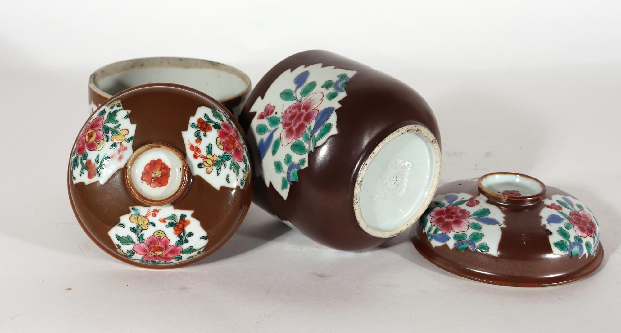 Chinese Export Porcelain Group of Batavia-ware Urns & Covers For Sale 6