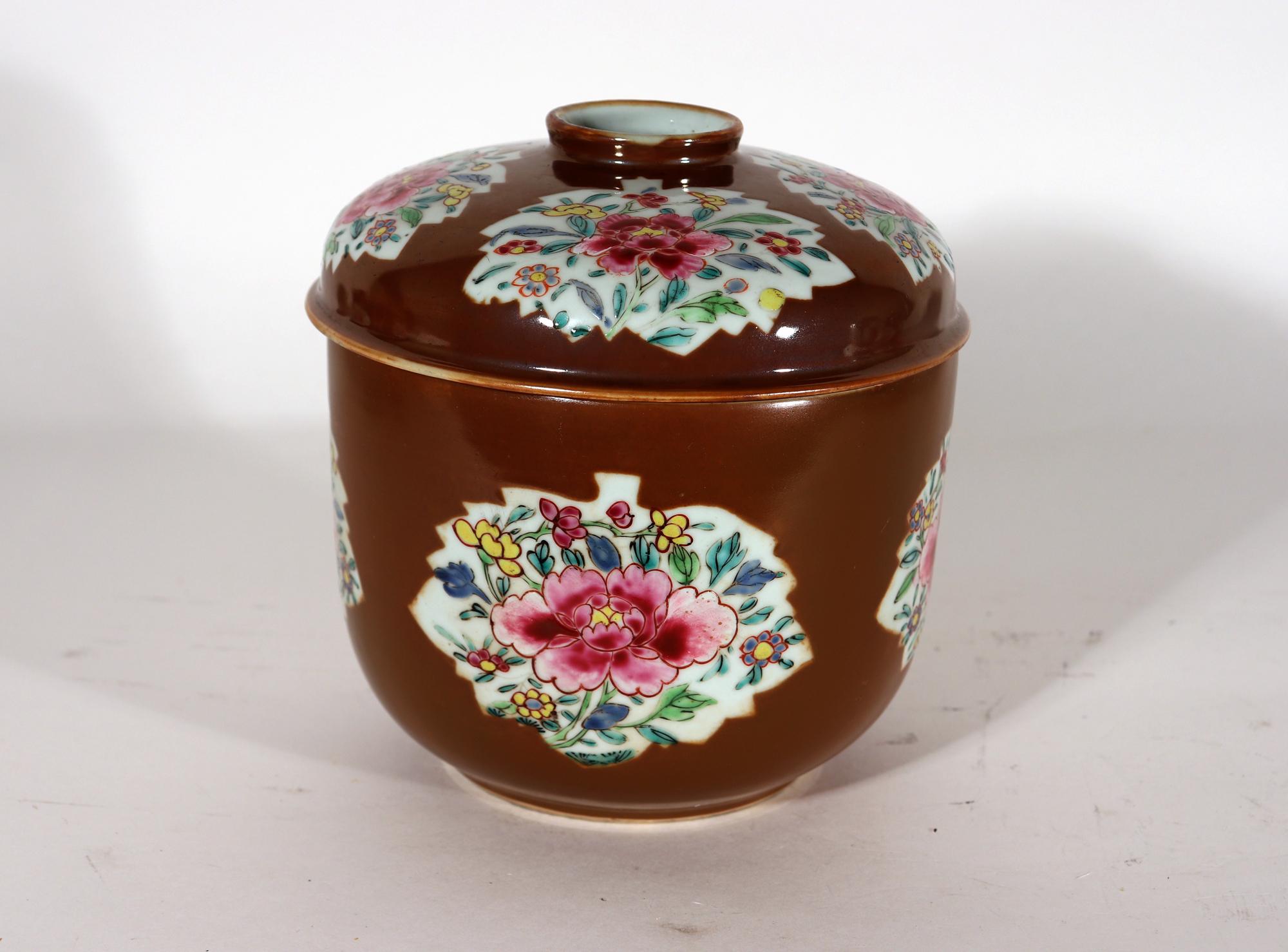 Groupe d'urnes et de couvercles en porcelaine d'exportation chinoise de Batavia en vente 3