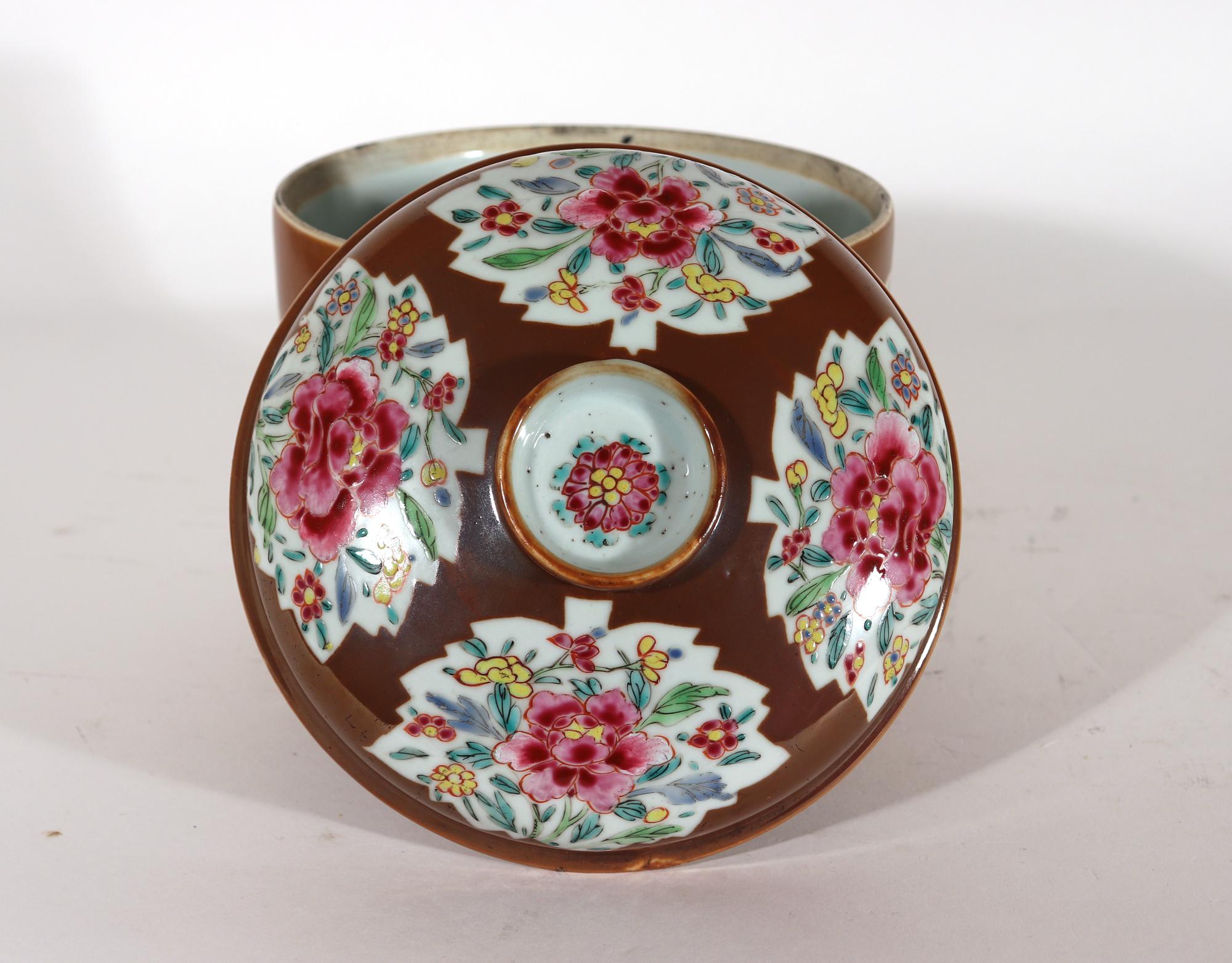 Groupe d'urnes et de couvercles en porcelaine d'exportation chinoise de Batavia en vente 6