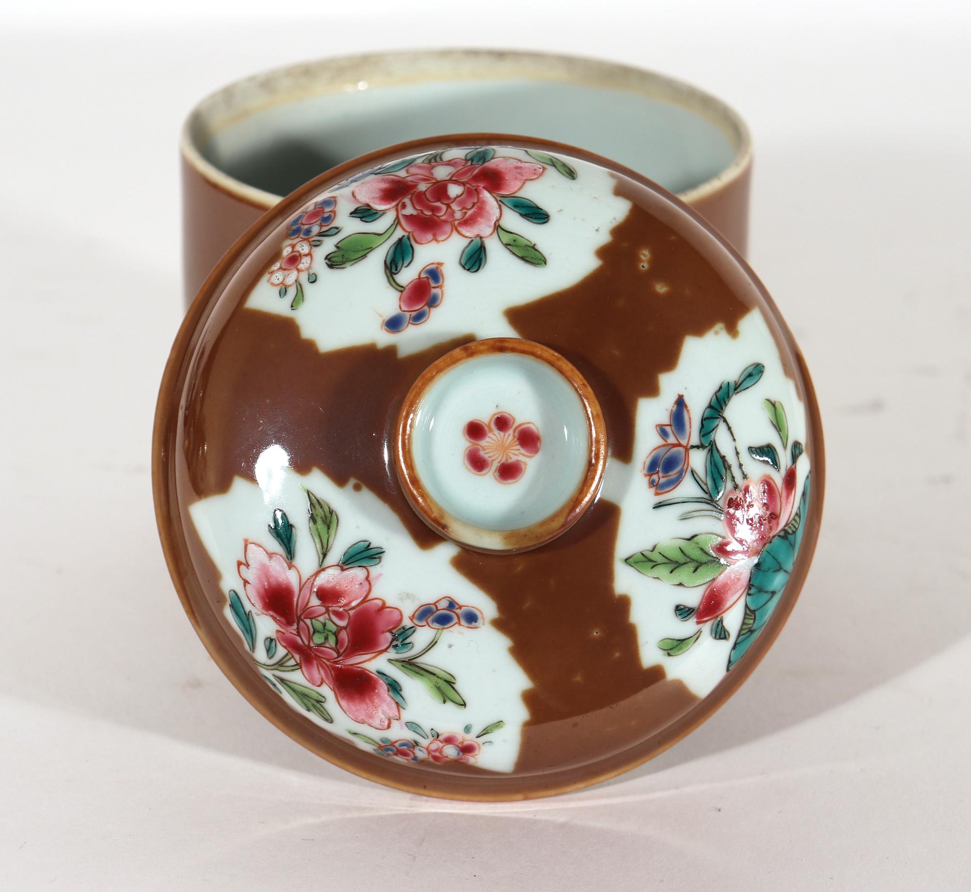 Groupe d'urnes et de couvercles en porcelaine d'exportation chinoise de Batavia en vente 8