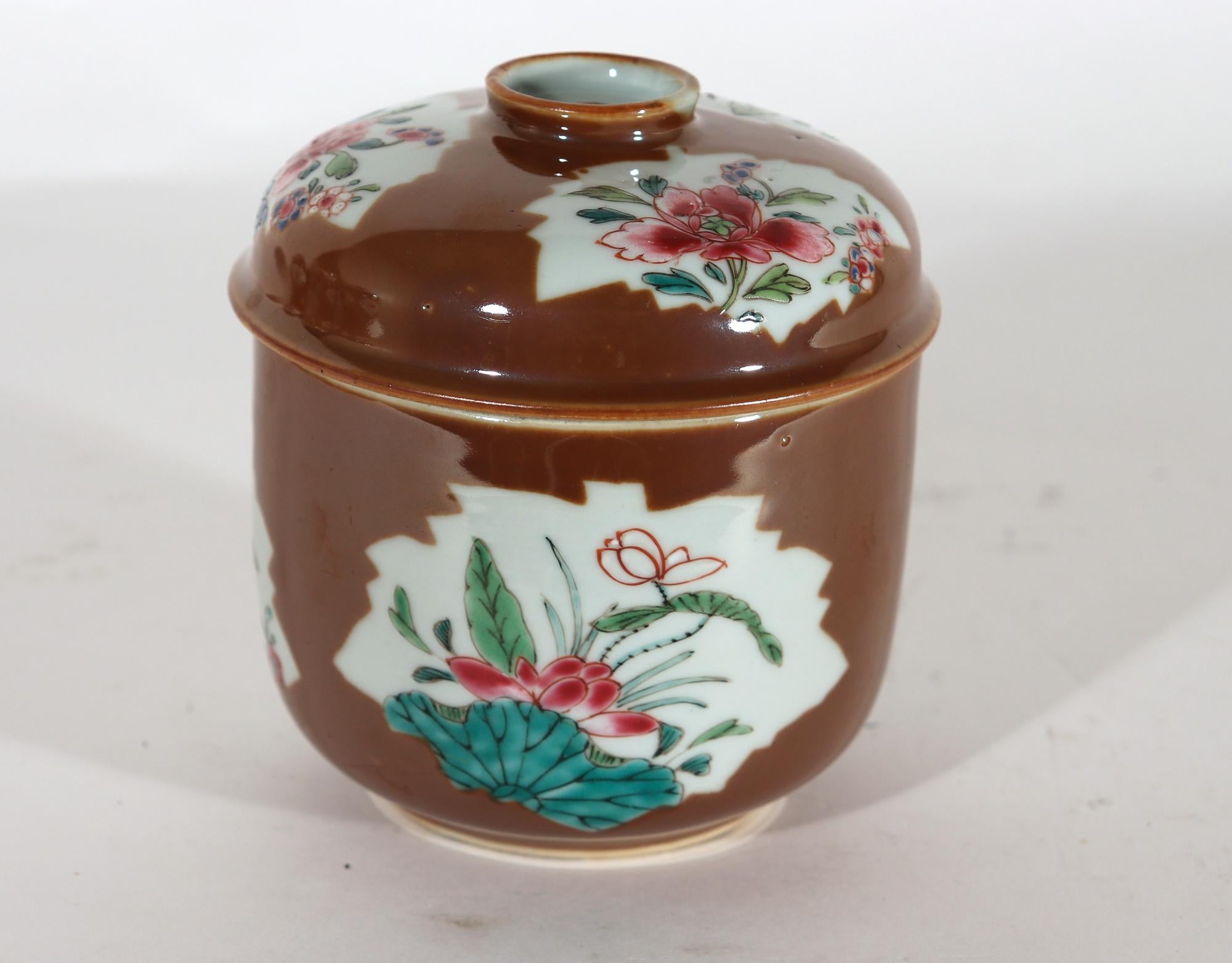 Chinese Export Porcelain Group of Batavia-ware Urns & Covers For Sale 13