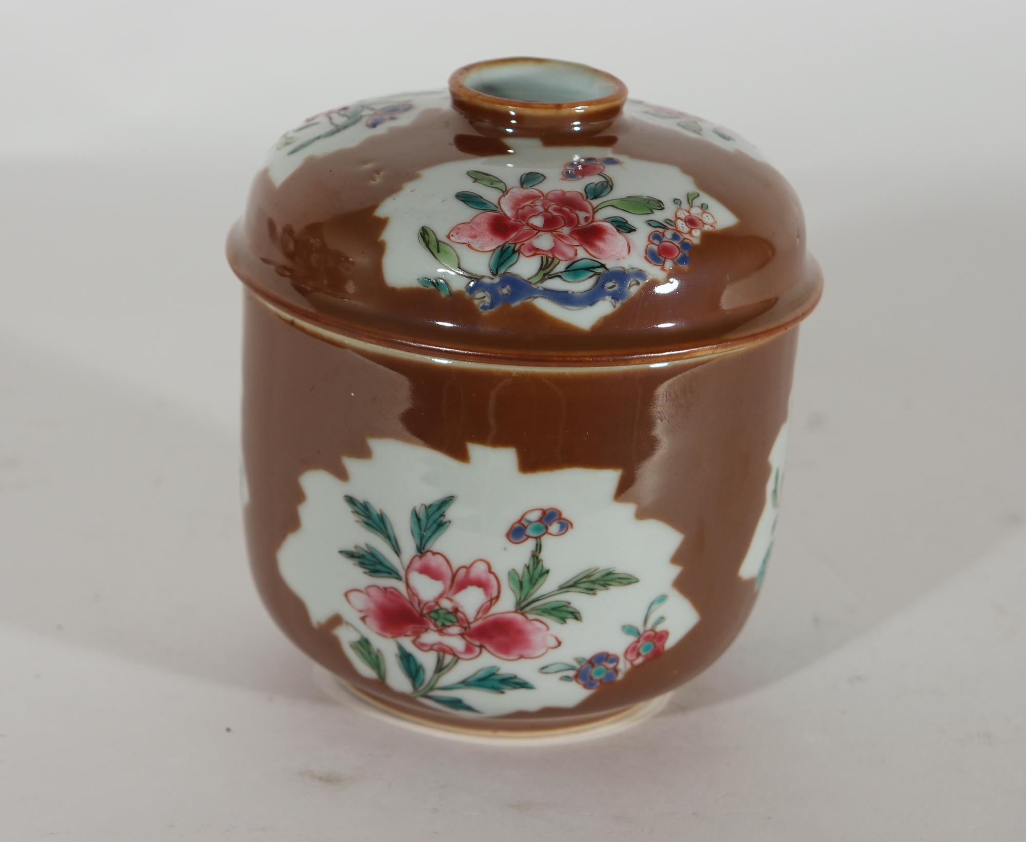 Groupe d'urnes et de couvercles en porcelaine d'exportation chinoise de Batavia en vente 11
