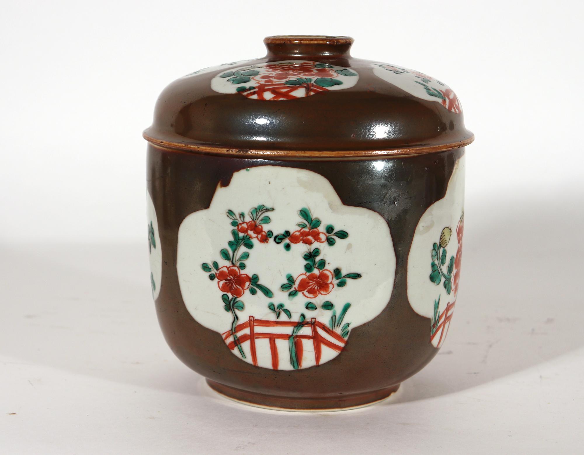 Exportation chinoise Groupe d'urnes et de couvercles en porcelaine d'exportation chinoise de Batavia en vente