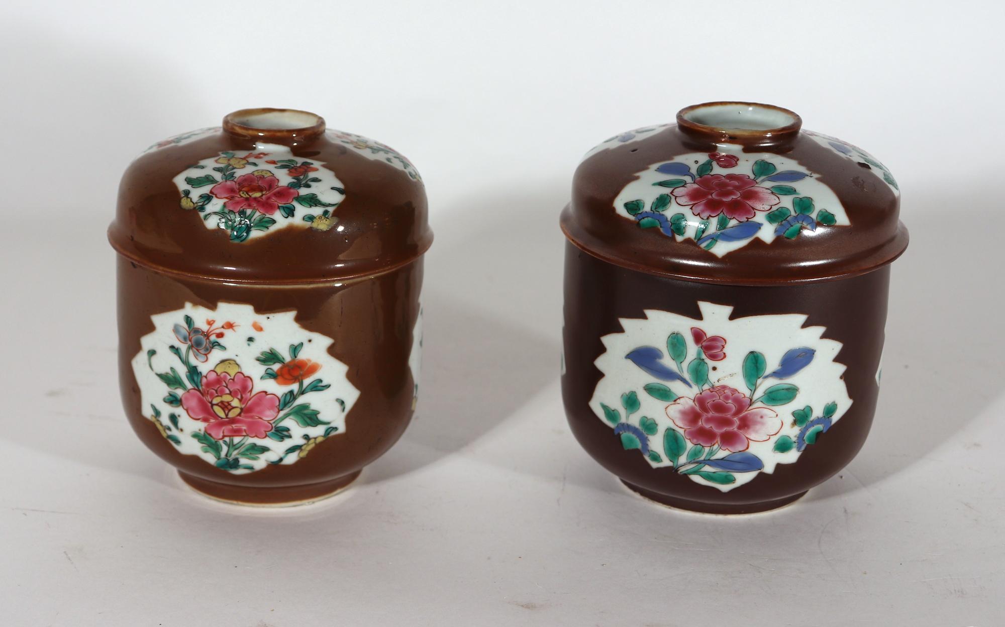 Chinese Export Porcelain Group of Batavia-ware Urns & Covers For Sale 3
