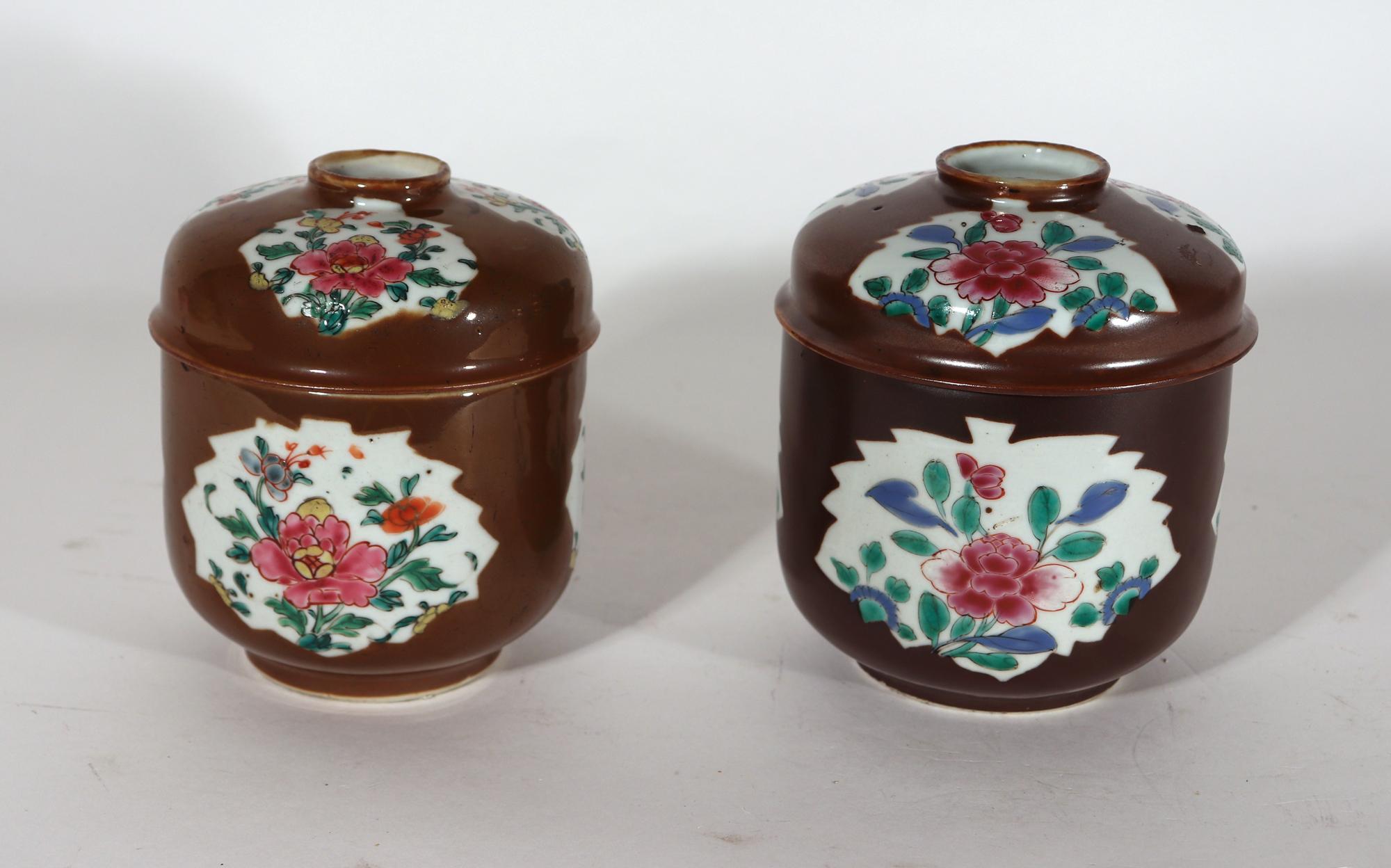 Milieu du XVIIIe siècle Groupe d'urnes et de couvercles en porcelaine d'exportation chinoise de Batavia en vente