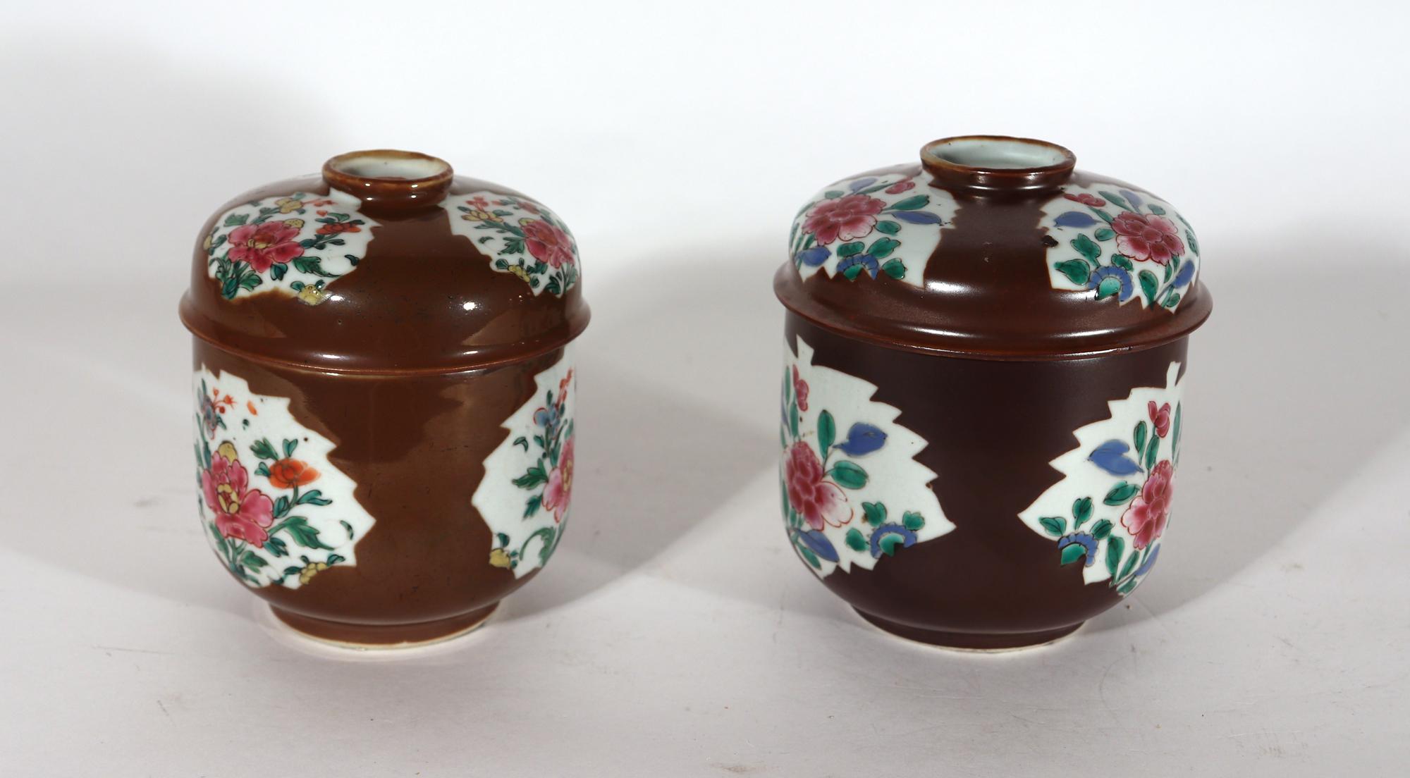 Chinese Export Porcelain Group of Batavia-ware Urns & Covers For Sale 4