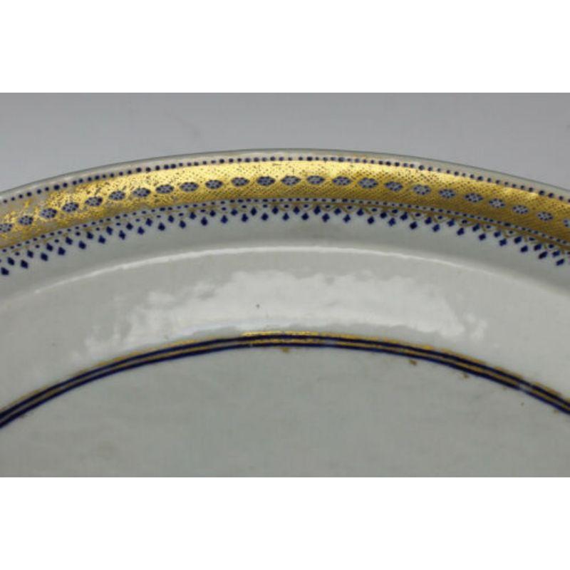 Chinois Plat à eau chaude en porcelaine d'exportation chinoise, motifs en émail doré en relief, vers 1800 