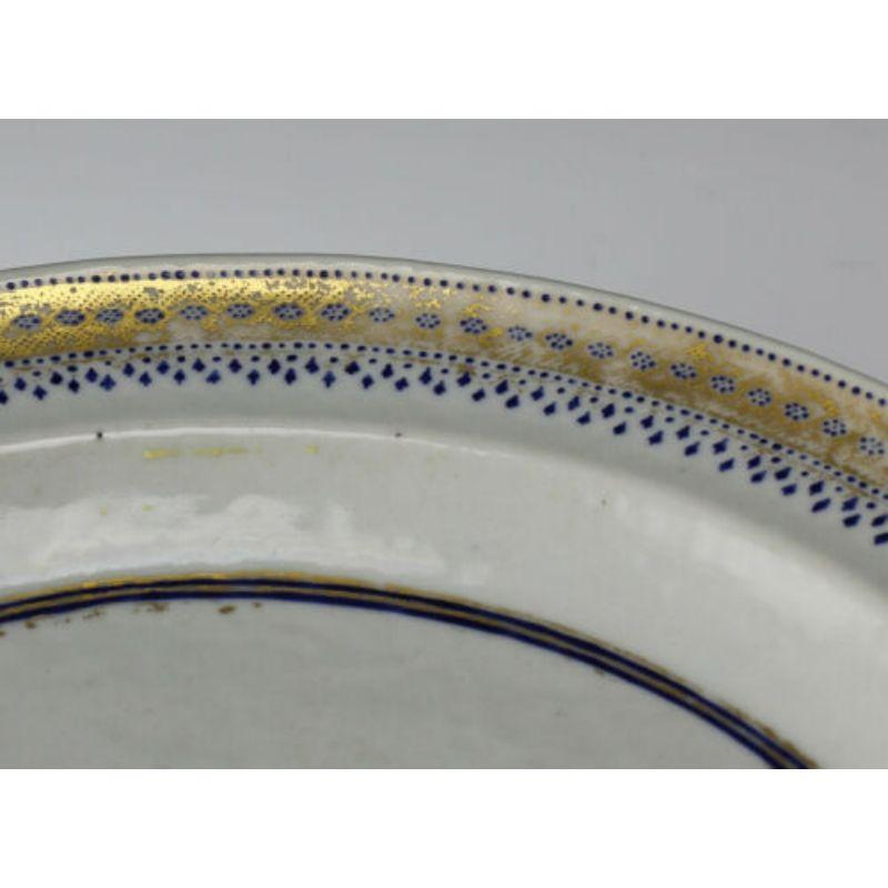 Plat à eau chaude en porcelaine d'exportation chinoise, motifs en émail doré en relief, vers 1800  Bon état à Gardena, CA