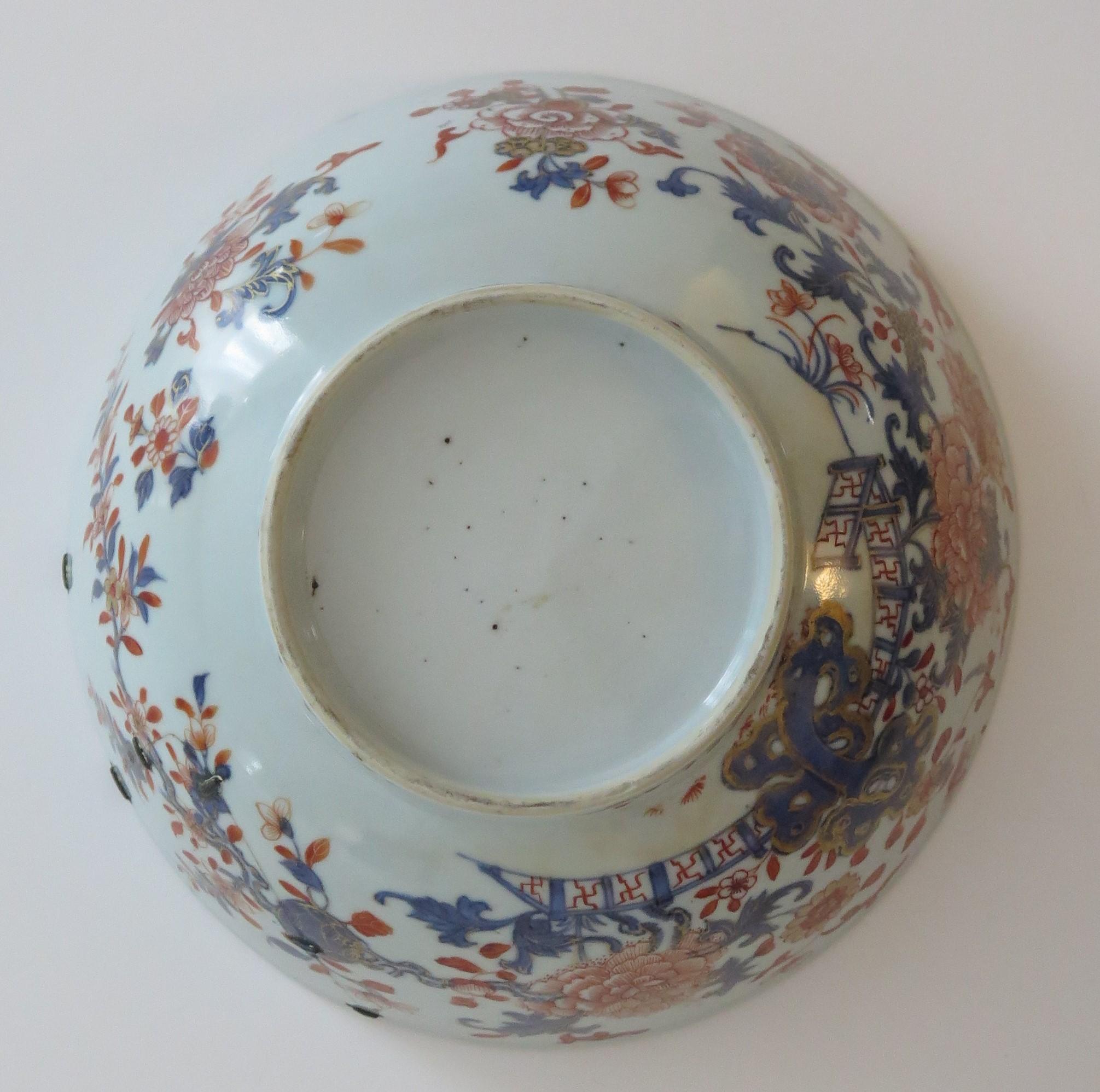 Chinese Export Porcelain Imari Bowl finely hand painted, Qing Kangxi Circa 1710 For Sale 4