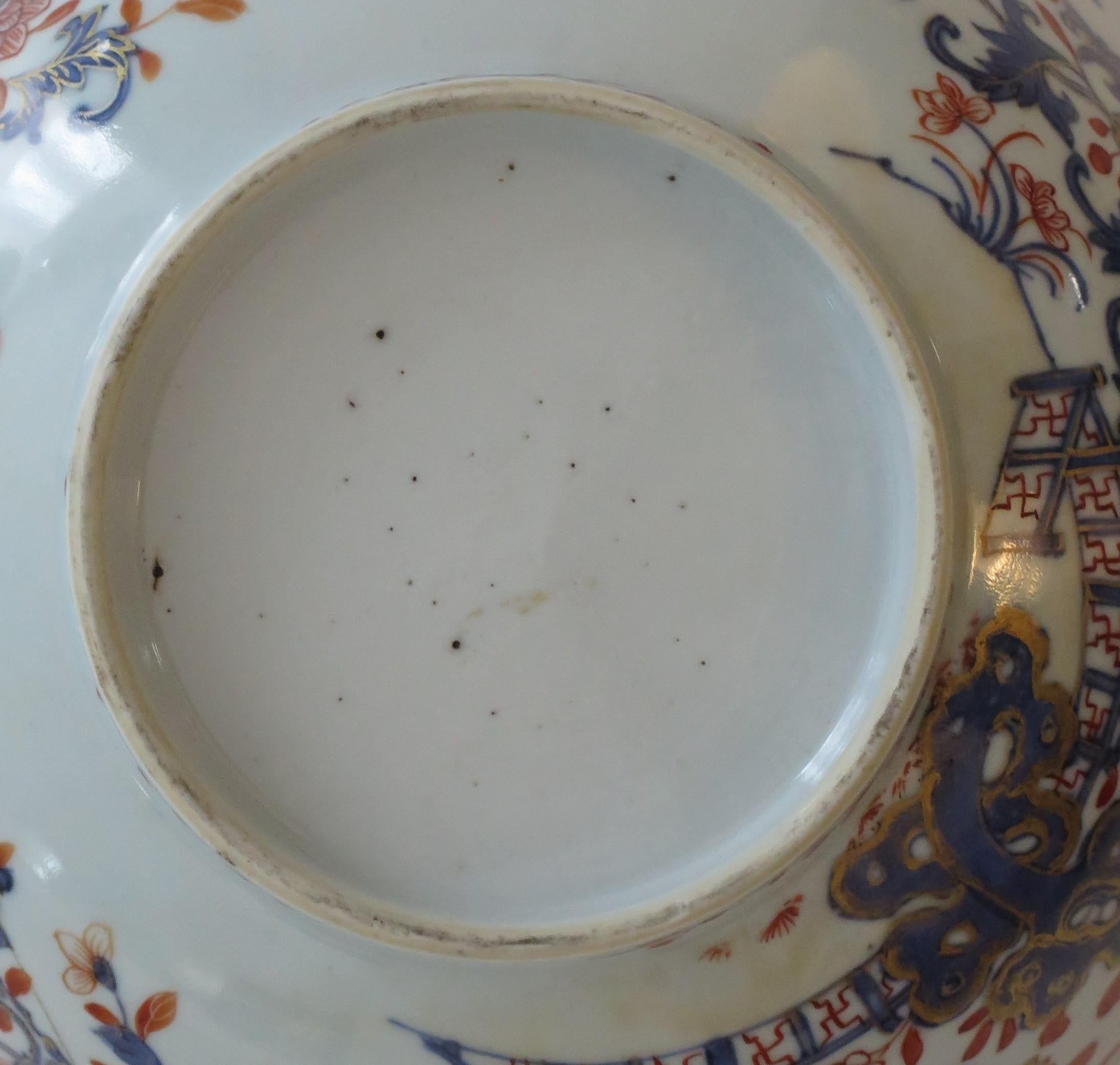 Chinese Export Porcelain Imari Bowl finely hand painted, Qing Kangxi Circa 1710 For Sale 5
