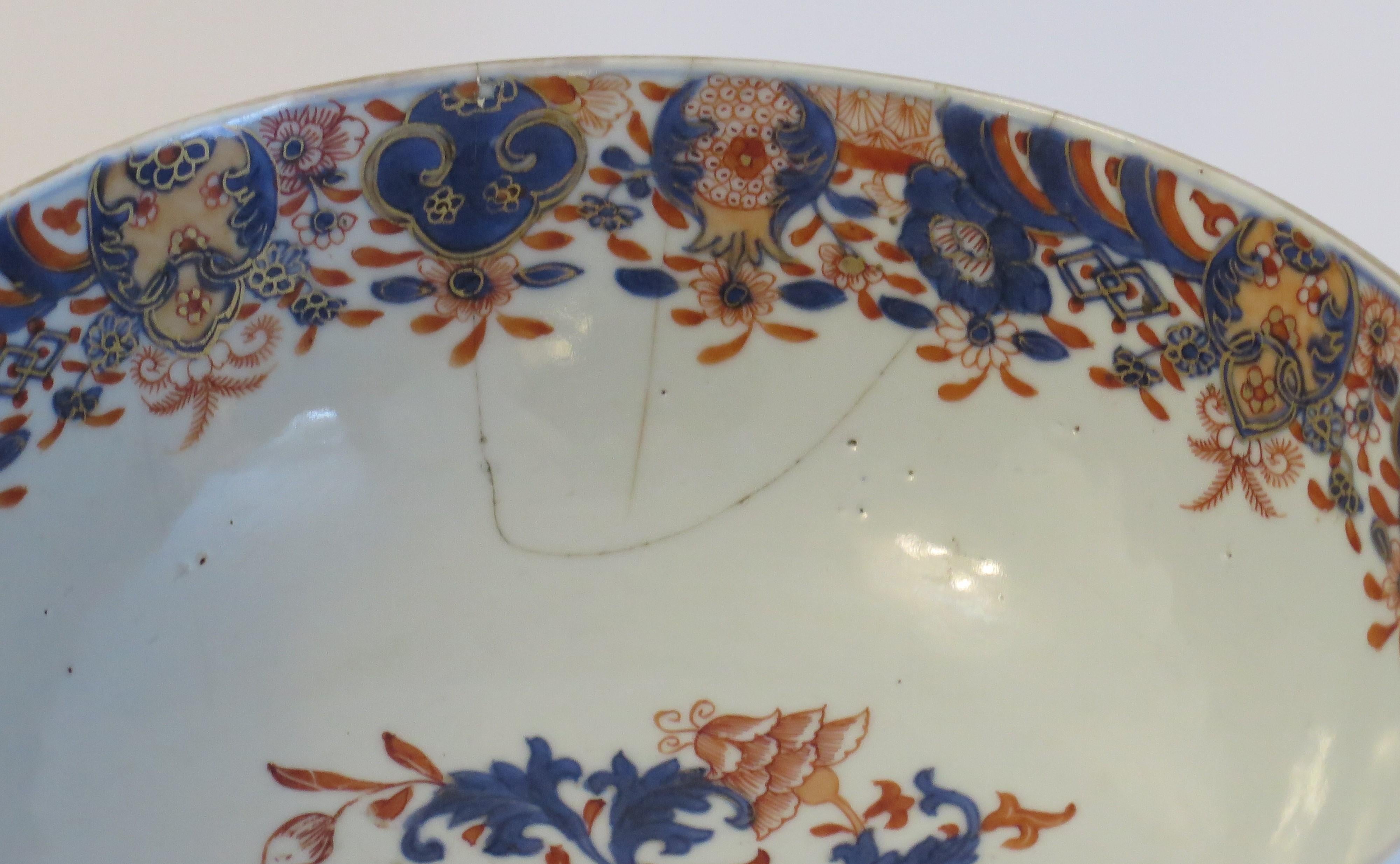 Chinese Export Porcelain Imari Bowl finely hand painted, Qing Kangxi Circa 1710 For Sale 6