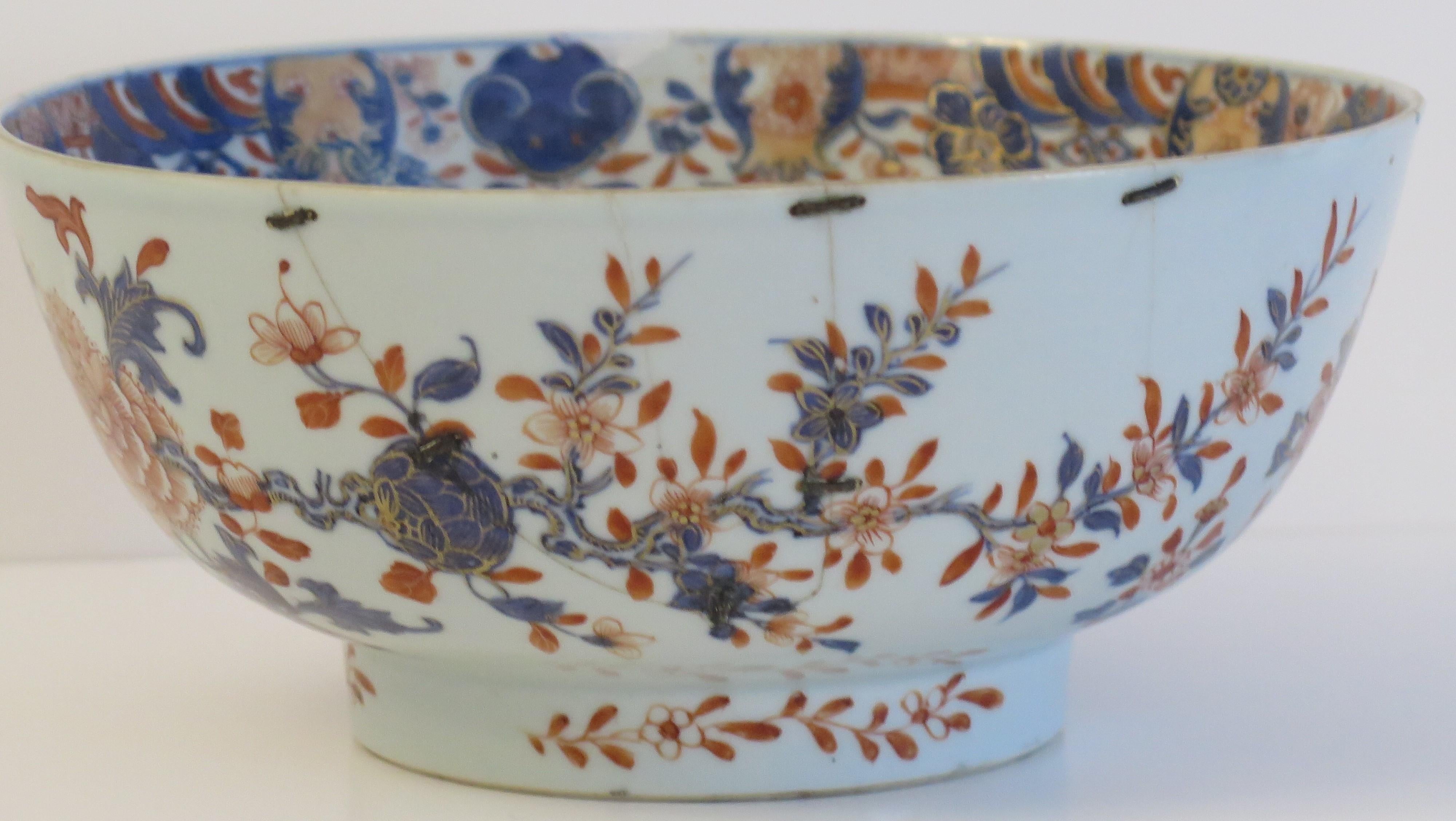 Chinese Export Porcelain Imari Bowl finely hand painted, Qing Kangxi Circa 1710 For Sale 7