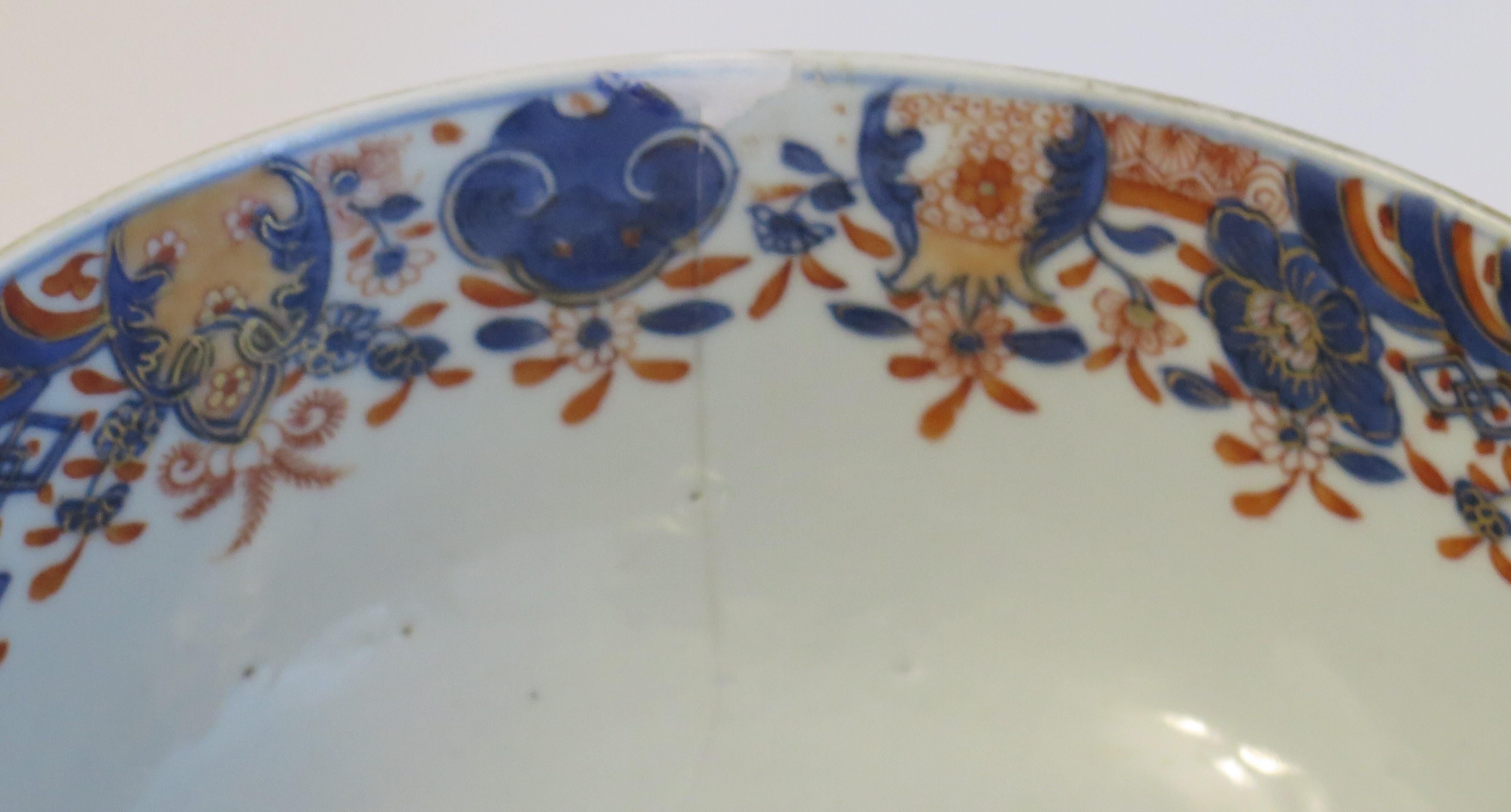 Chinese Export Porcelain Imari Bowl finely hand painted, Qing Kangxi Circa 1710 For Sale 8