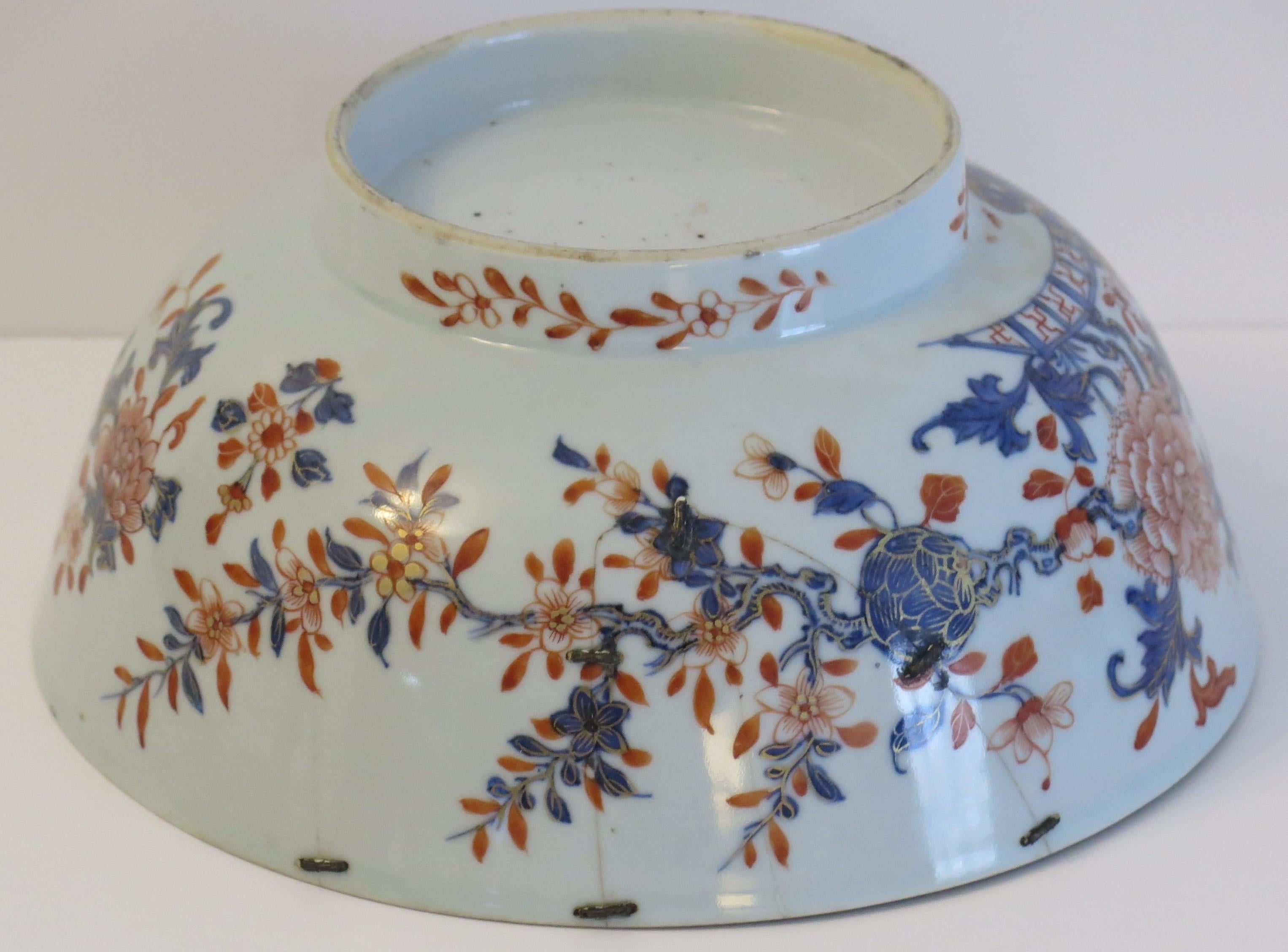 Chinese Export Porcelain Imari Bowl finely hand painted, Qing Kangxi Circa 1710 For Sale 9