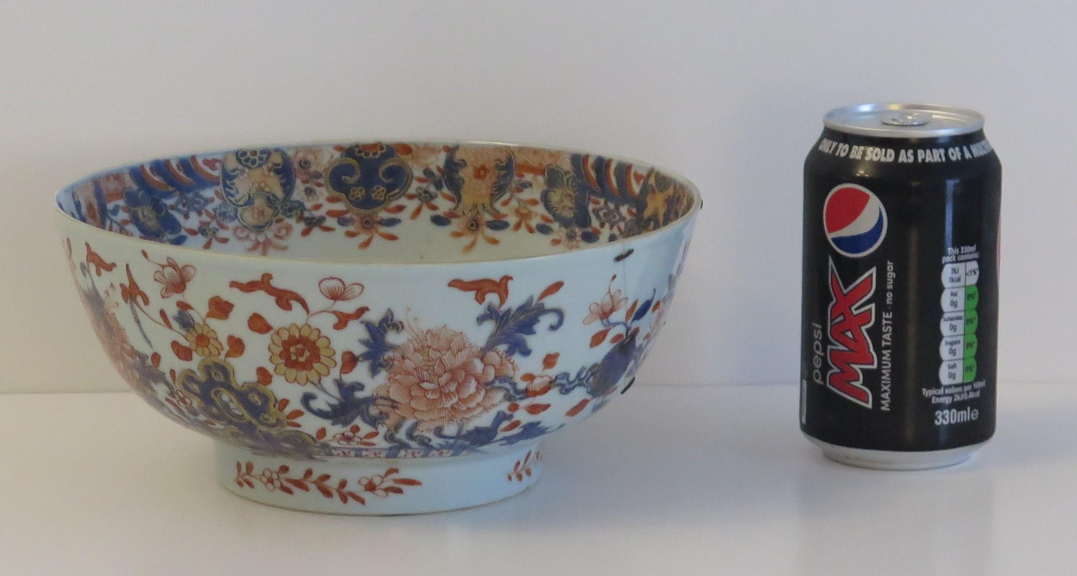 Chinese Export Porcelain Imari Bowl finely hand painted, Qing Kangxi Circa 1710 For Sale 10