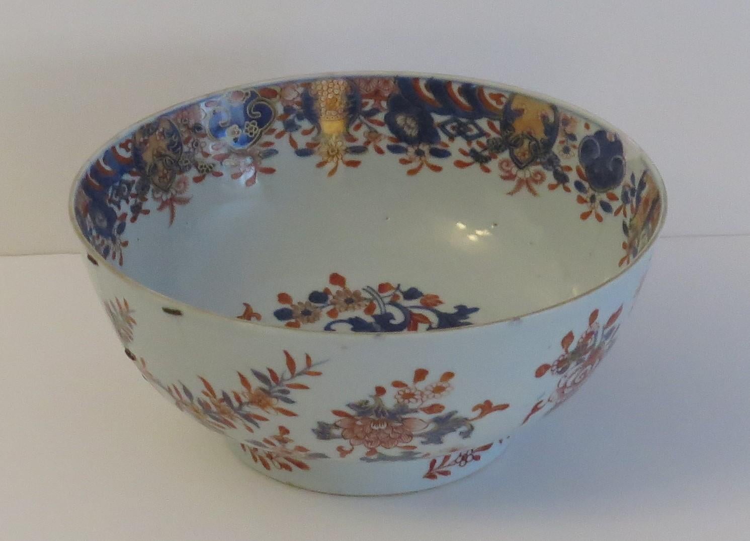 Il s'agit d'un magnifique bol sur pied en porcelaine d'exportation chinoise avec une fine décoration Imari peinte à la main, que nous datons du tournant du 17e au 18e siècle, vers 1710, période Qing, règne de Kangxi (1662 - 1722). 

Ce bol est bien