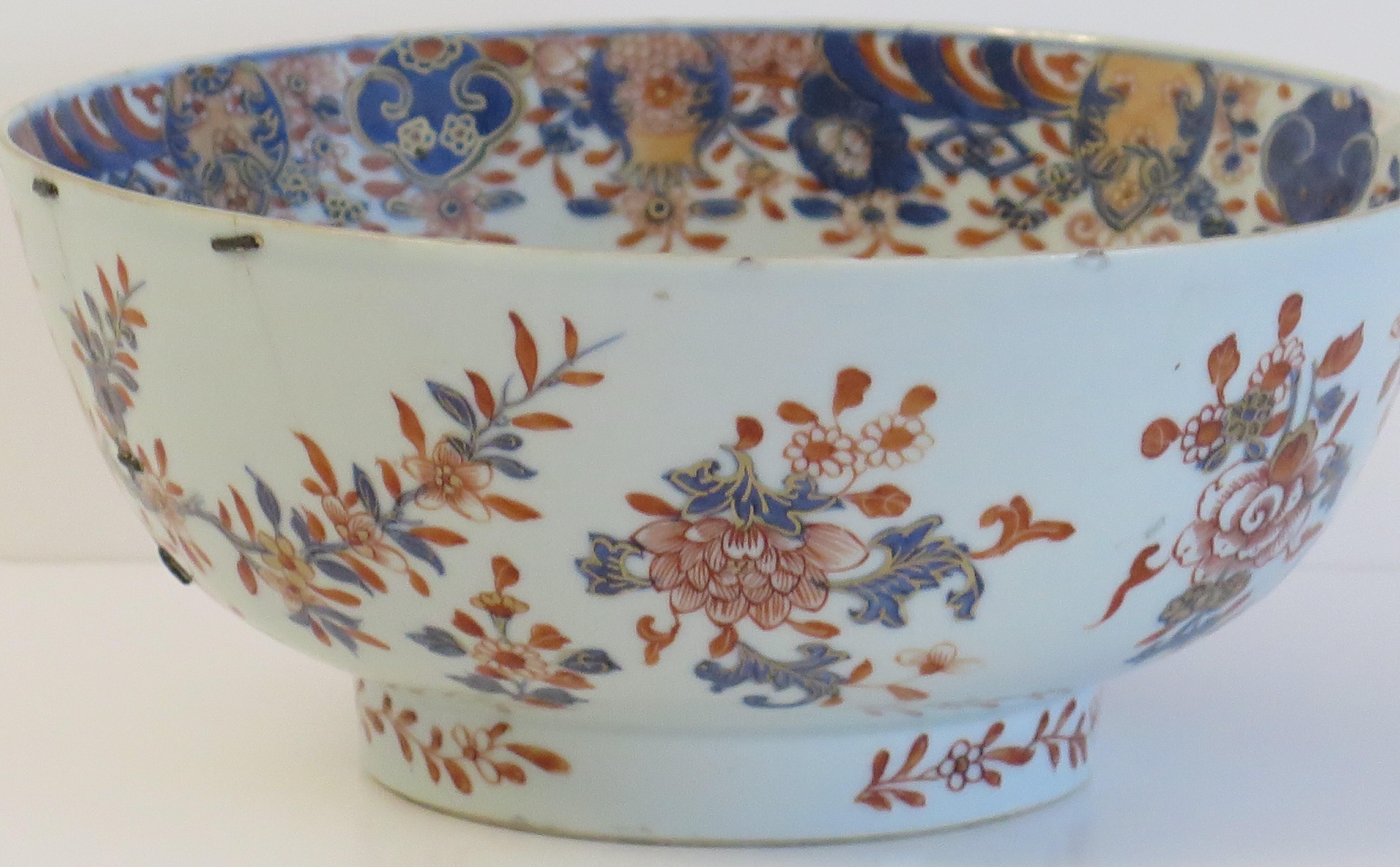 Hand-Painted Chinese Export Porcelain Imari Bowl finely hand painted, Qing Kangxi Circa 1710 For Sale