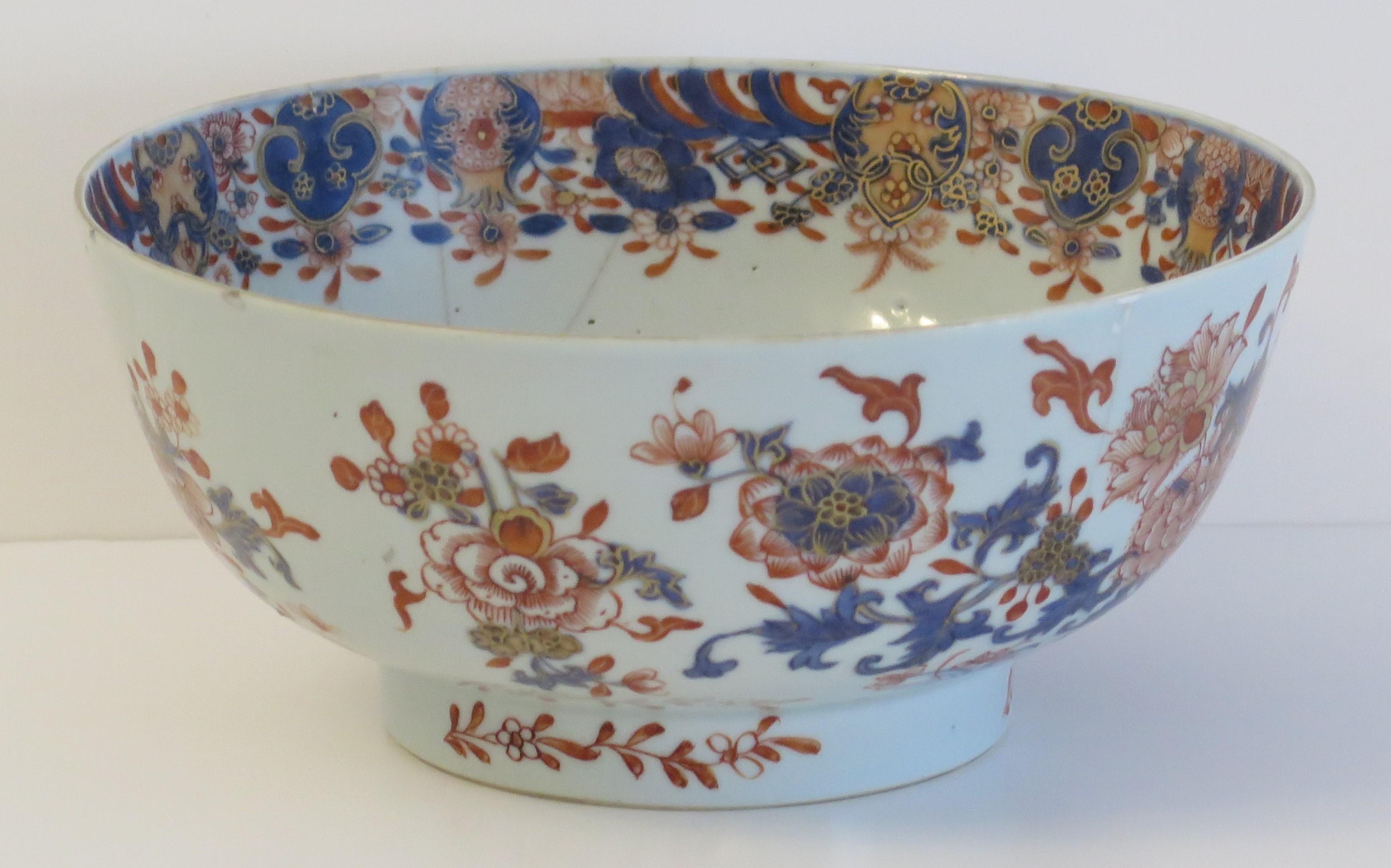 Chinese Export Porcelain Imari Bowl finely hand painted, Qing Kangxi Circa 1710 In Good Condition For Sale In Lincoln, Lincolnshire