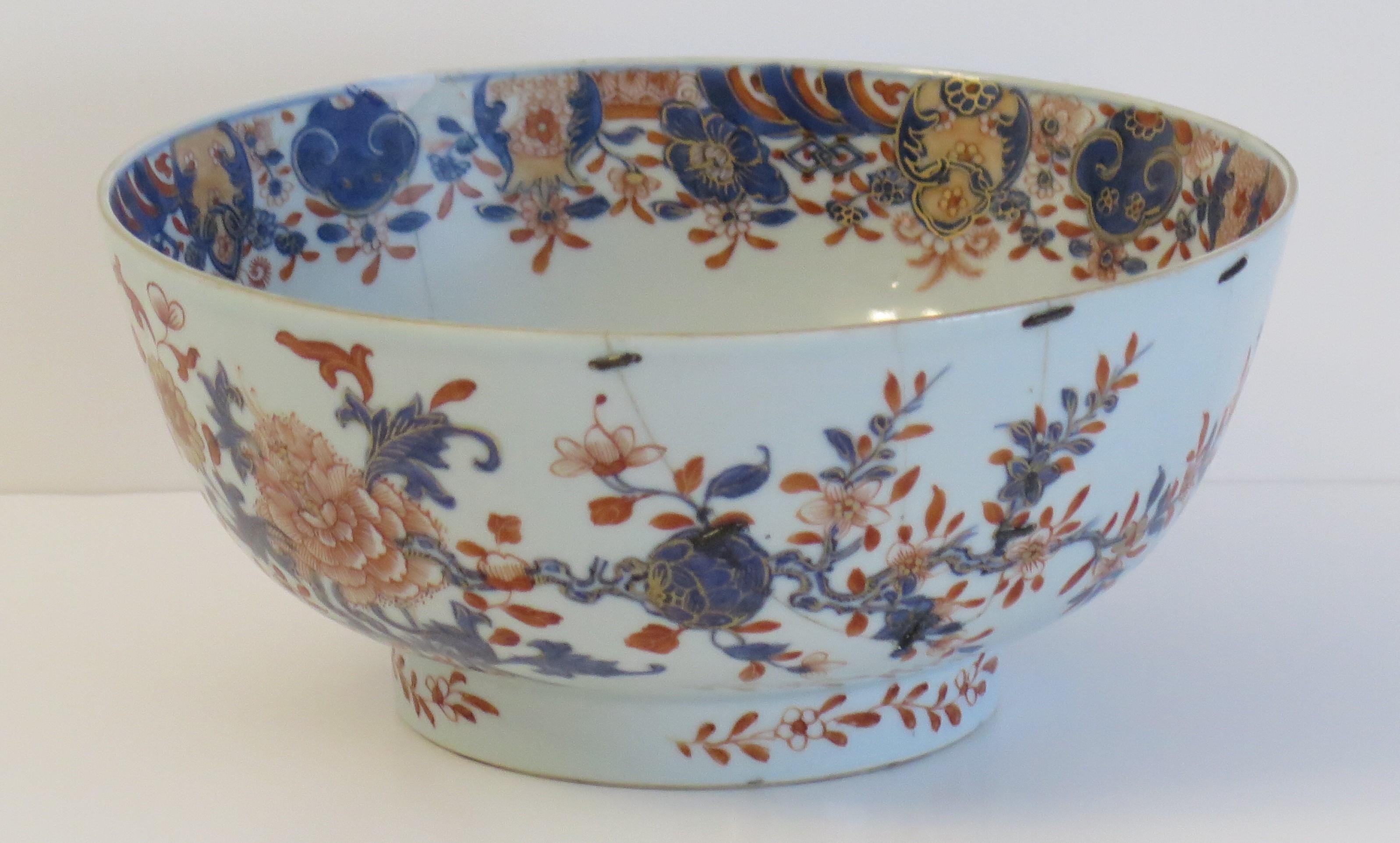 18th Century Chinese Export Porcelain Imari Bowl finely hand painted, Qing Kangxi Circa 1710 For Sale