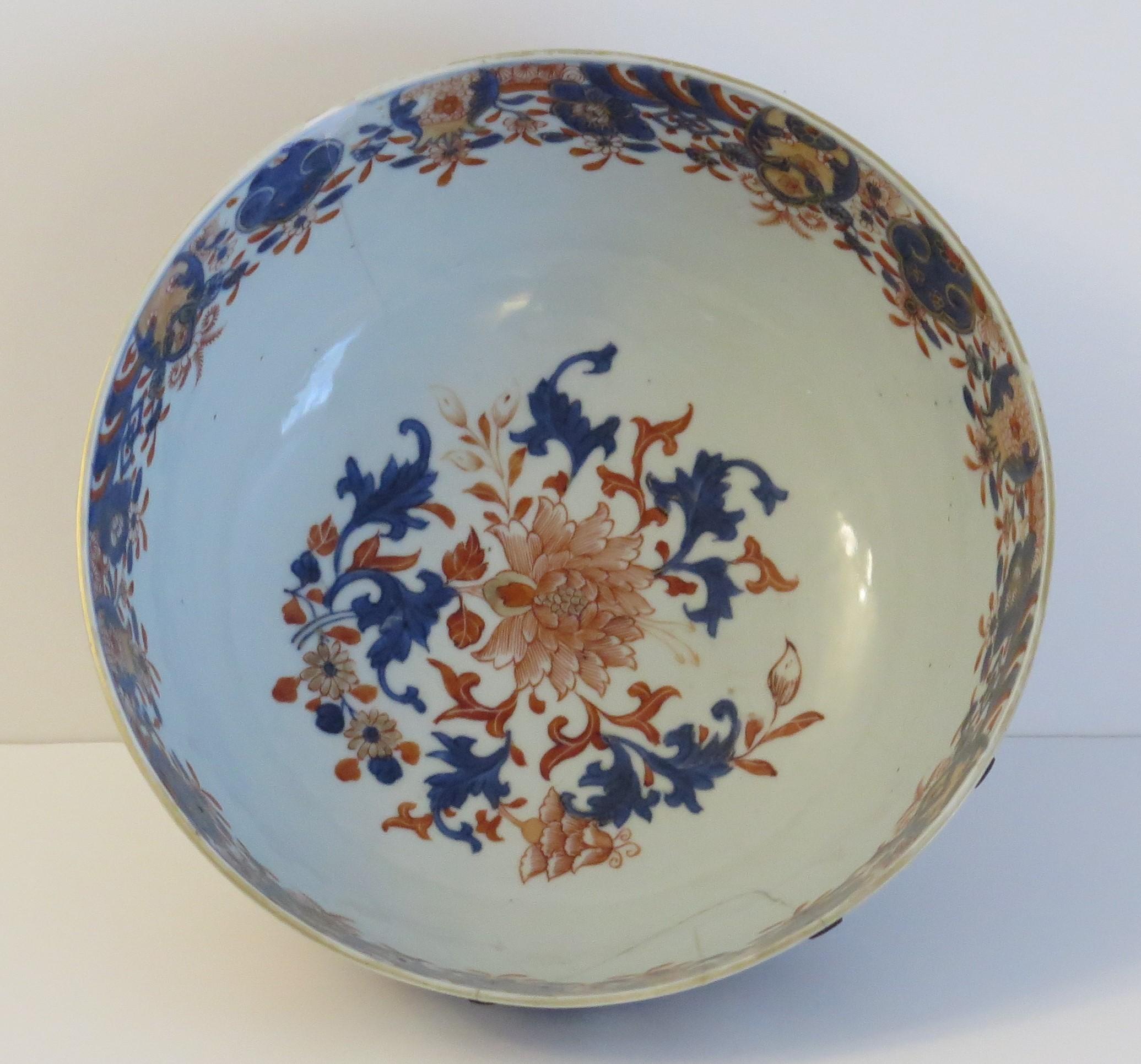 Chinese Export Porcelain Imari Bowl finely hand painted, Qing Kangxi Circa 1710 For Sale 1