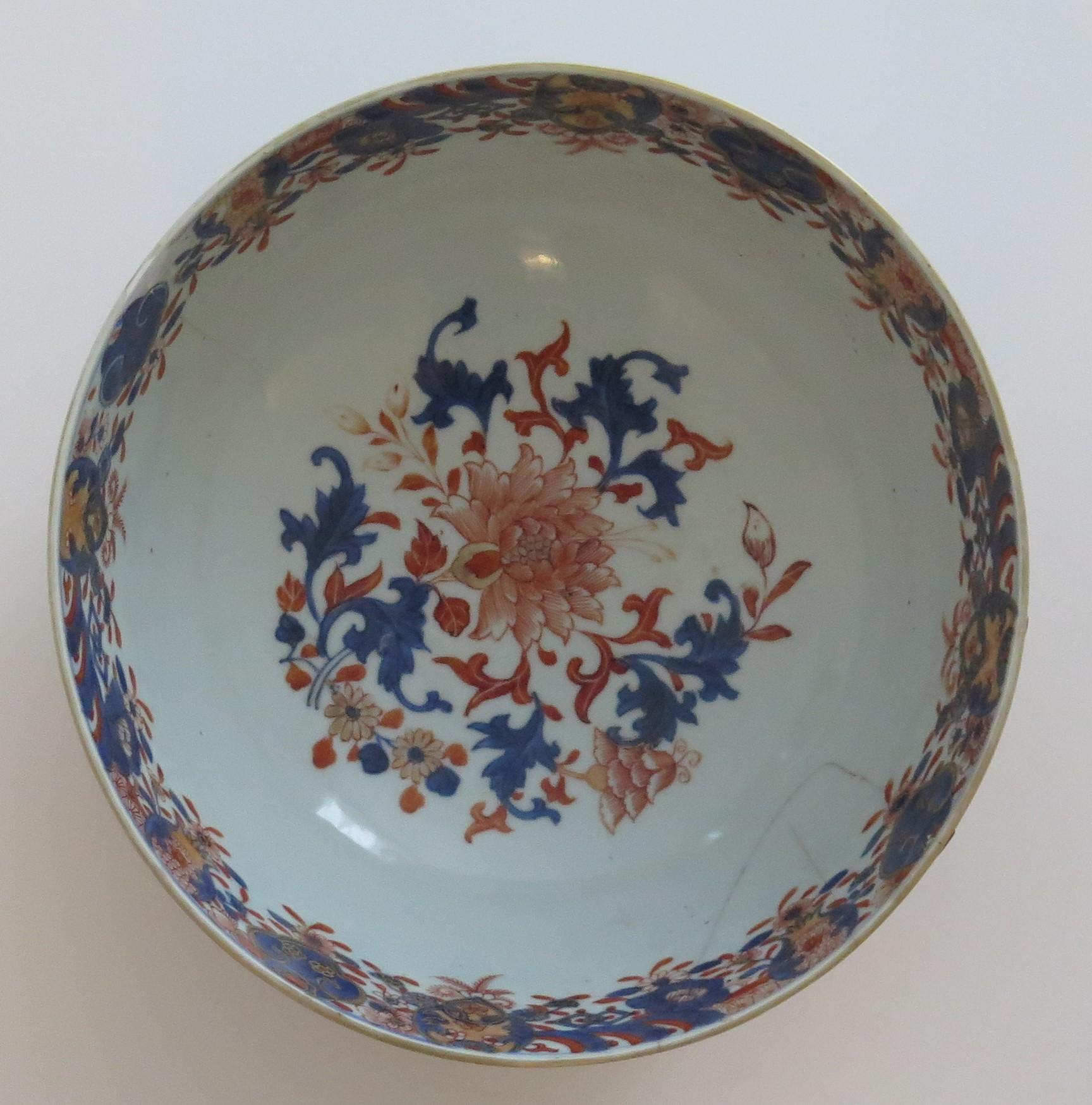 Chinese Export Porcelain Imari Bowl finely hand painted, Qing Kangxi Circa 1710 For Sale 2