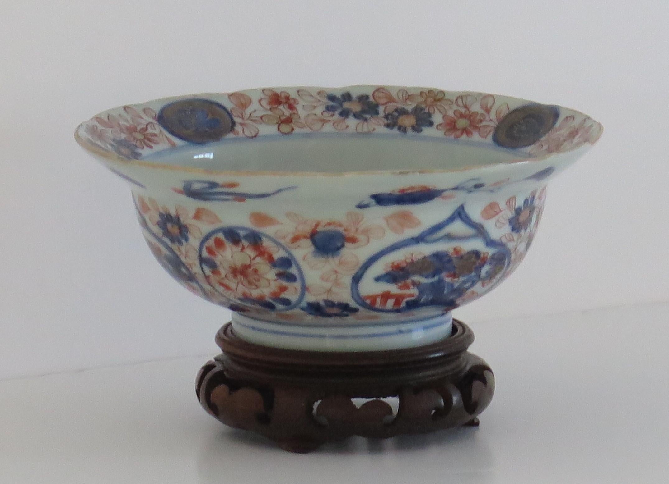 Hand-Painted Chinese Export Porcelain Imari Bowl with Wood Stand, Qing Kangxi, Circa 1700 For Sale