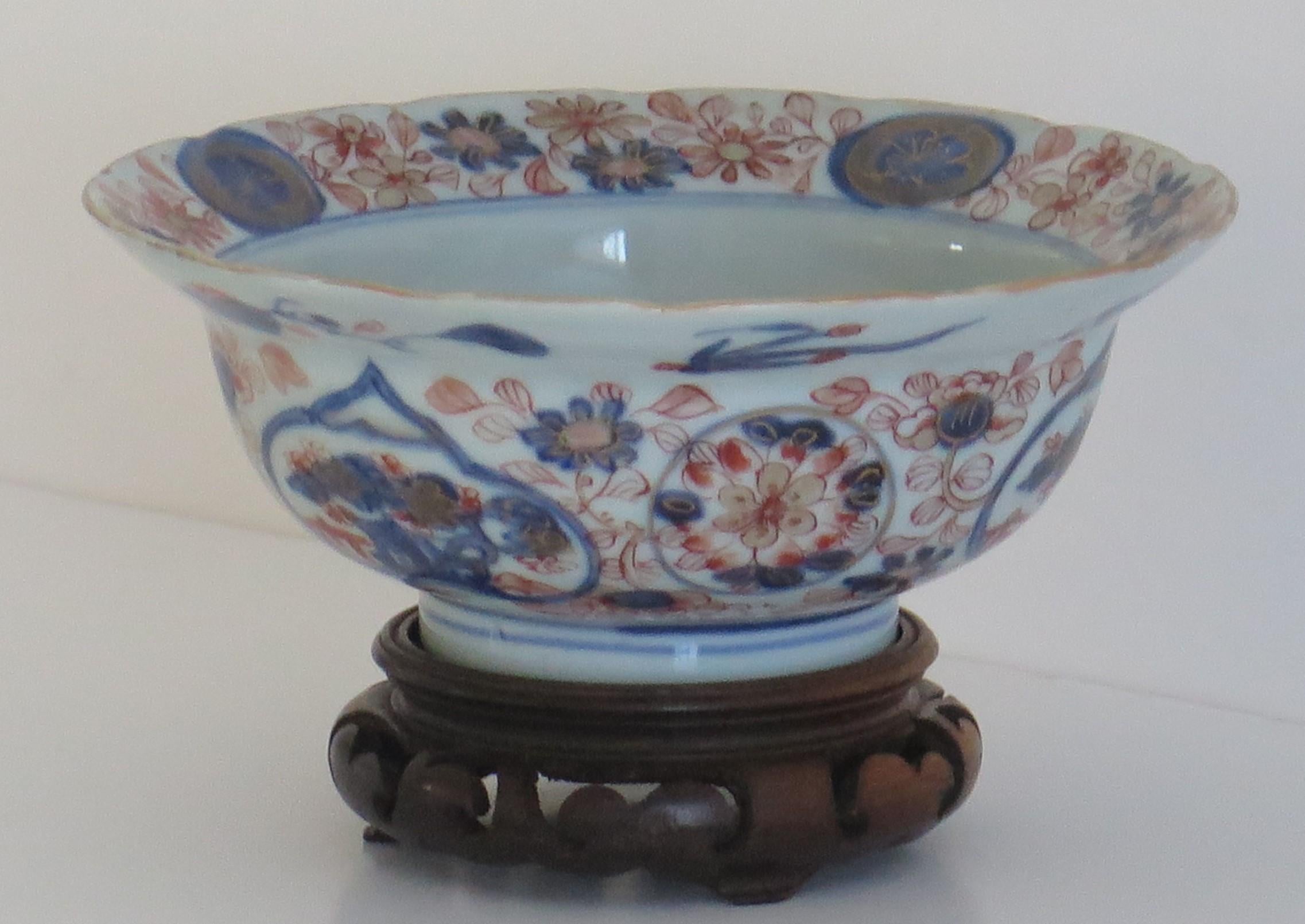 Chinese Export Porcelain Imari Bowl with Wood Stand, Qing Kangxi, Circa 1700 In Good Condition For Sale In Lincoln, Lincolnshire
