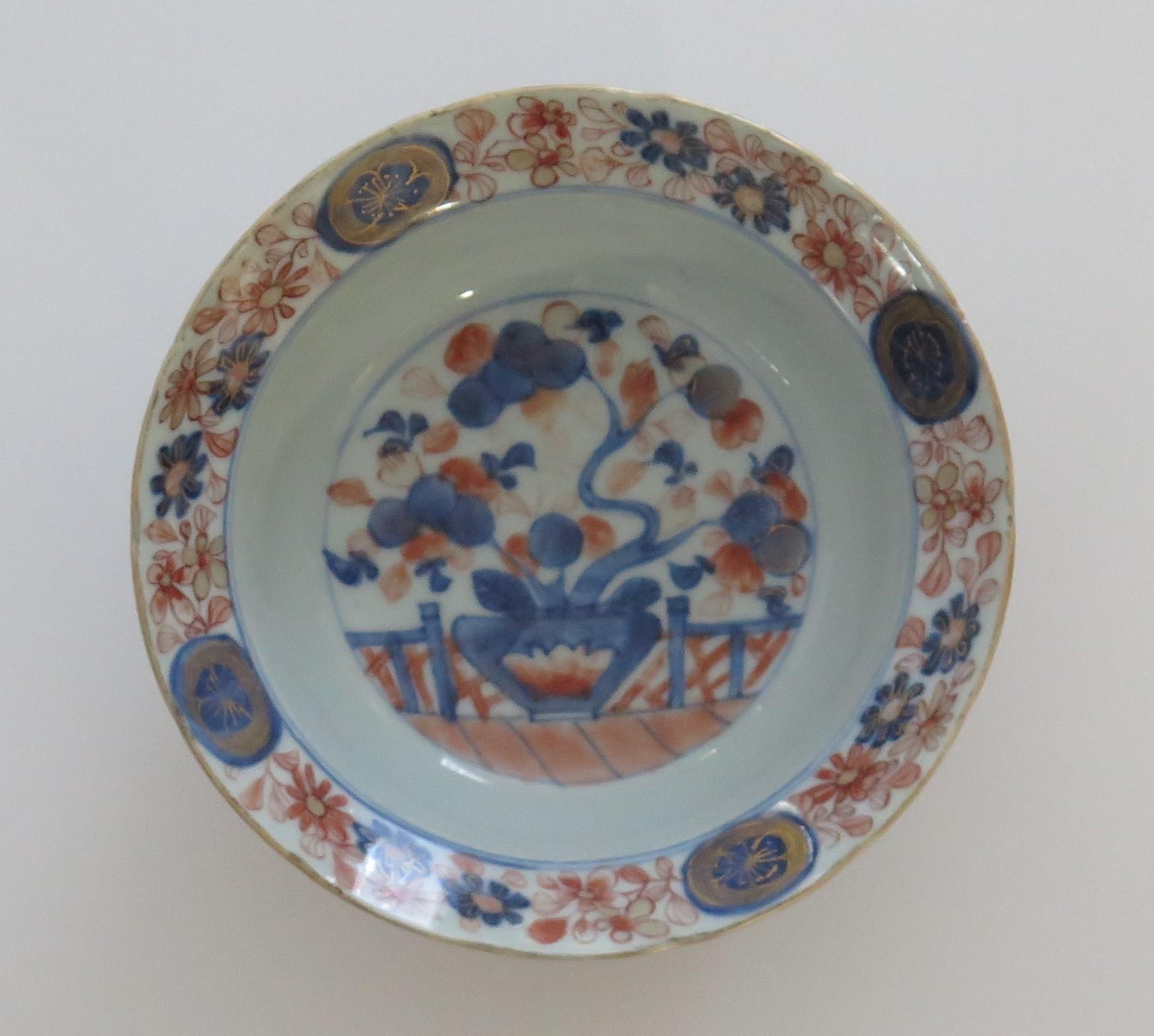 18th Century Chinese Export Porcelain Imari Bowl with Wood Stand, Qing Kangxi, Circa 1700 For Sale