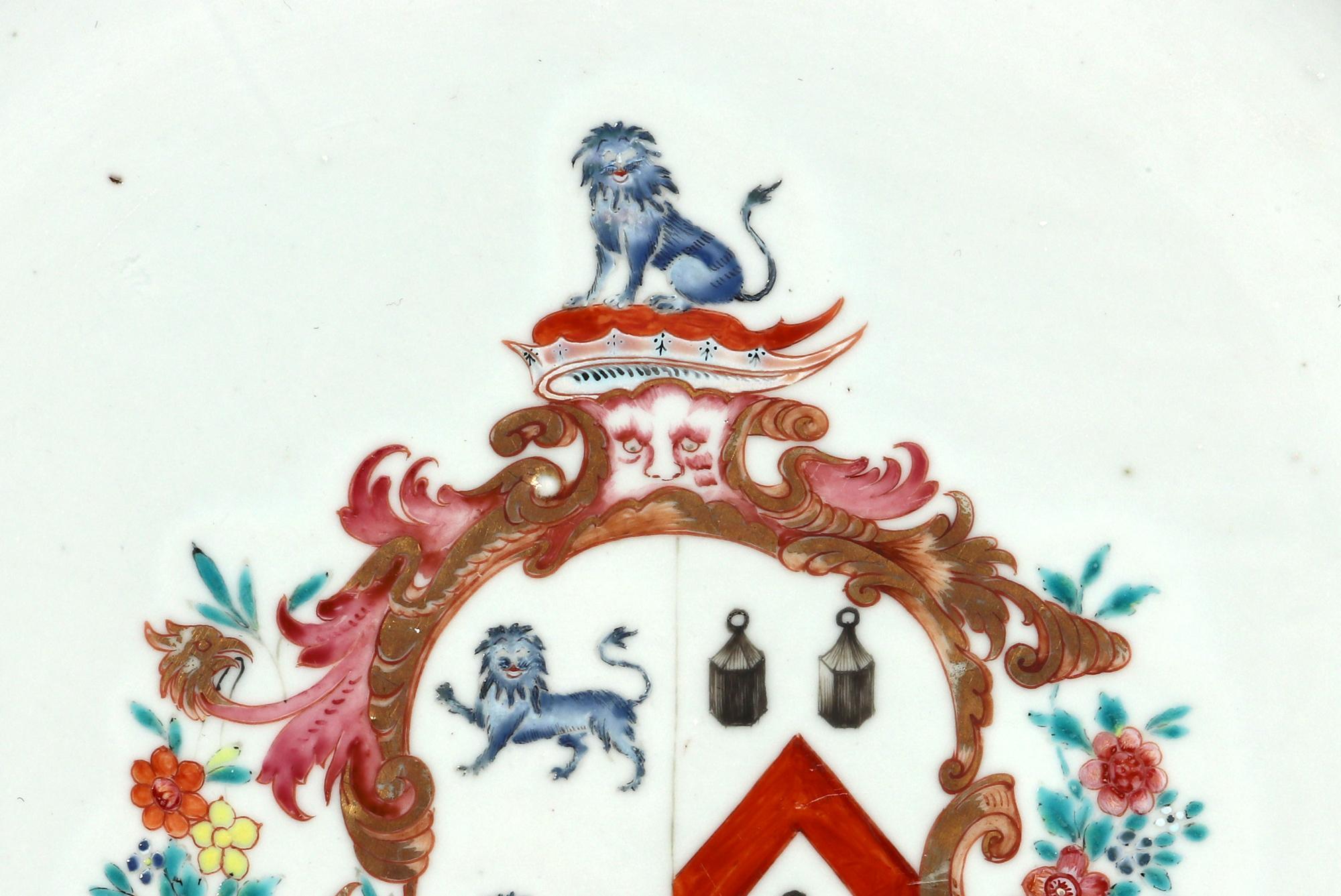 Große Wappenschale aus chinesischem Exportporzellan, Wappen des Hanmer, der Jennen aufbricht (18. Jahrhundert) im Angebot