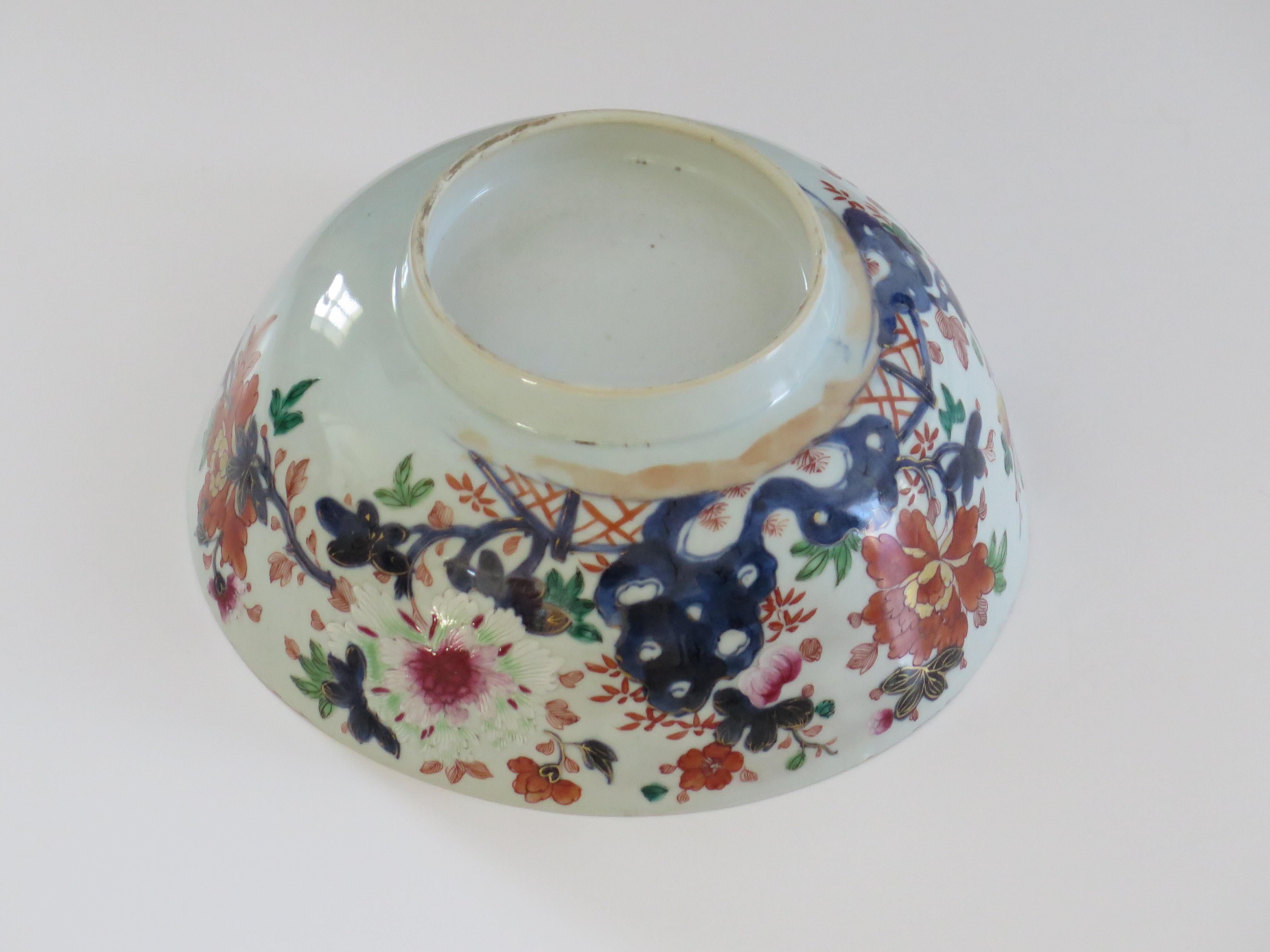 Grand bol en porcelaine d'exportation chinoise peint à la main Famille Rose, Qing vers 1750 en vente 5