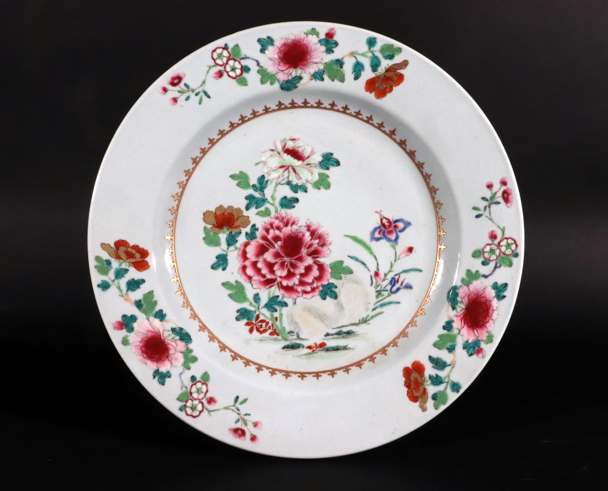 Plato grande de porcelana china de exportación con flores Famille Rose, incluido el crisantemo,
Alrededor de 1760

El gran plato circular de porcelana china de exportación está pintado con una gran escena central de plantas y flores con rocalla que