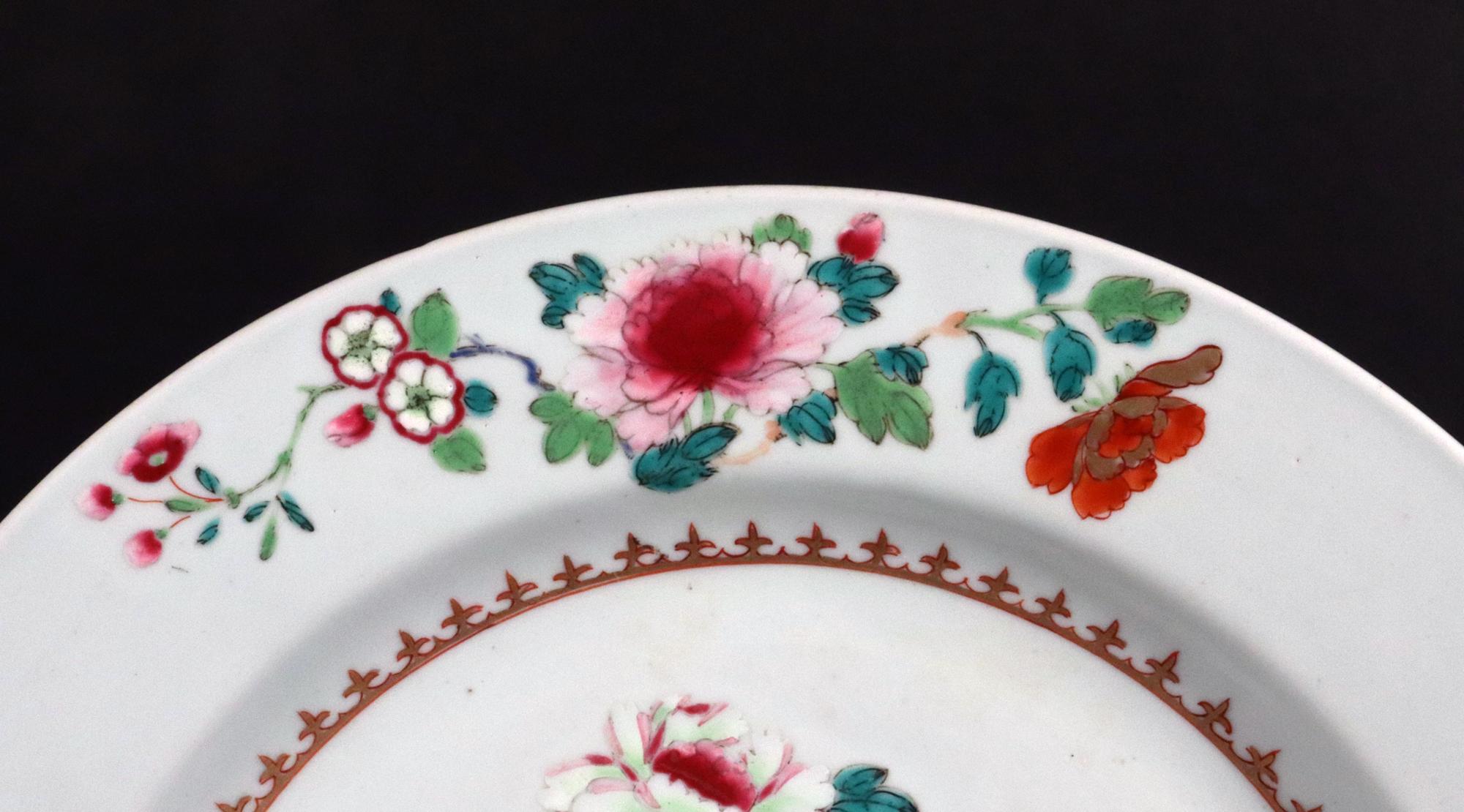 Plato grande de porcelana china de exportación con flores Famille Rose Chino en venta