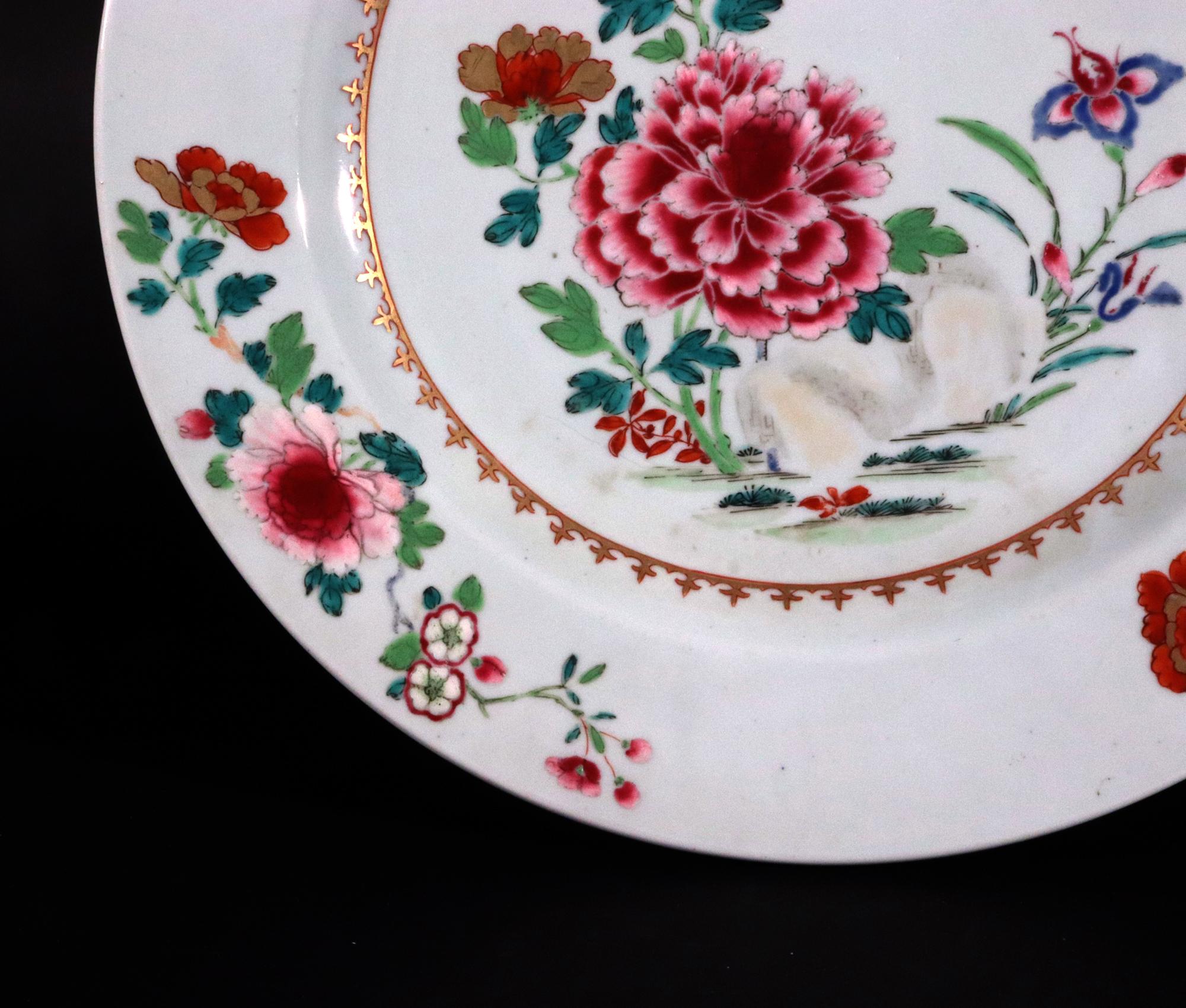 Plato grande de porcelana china de exportación con flores Famille Rose en Bueno estado para la venta en Downingtown, PA