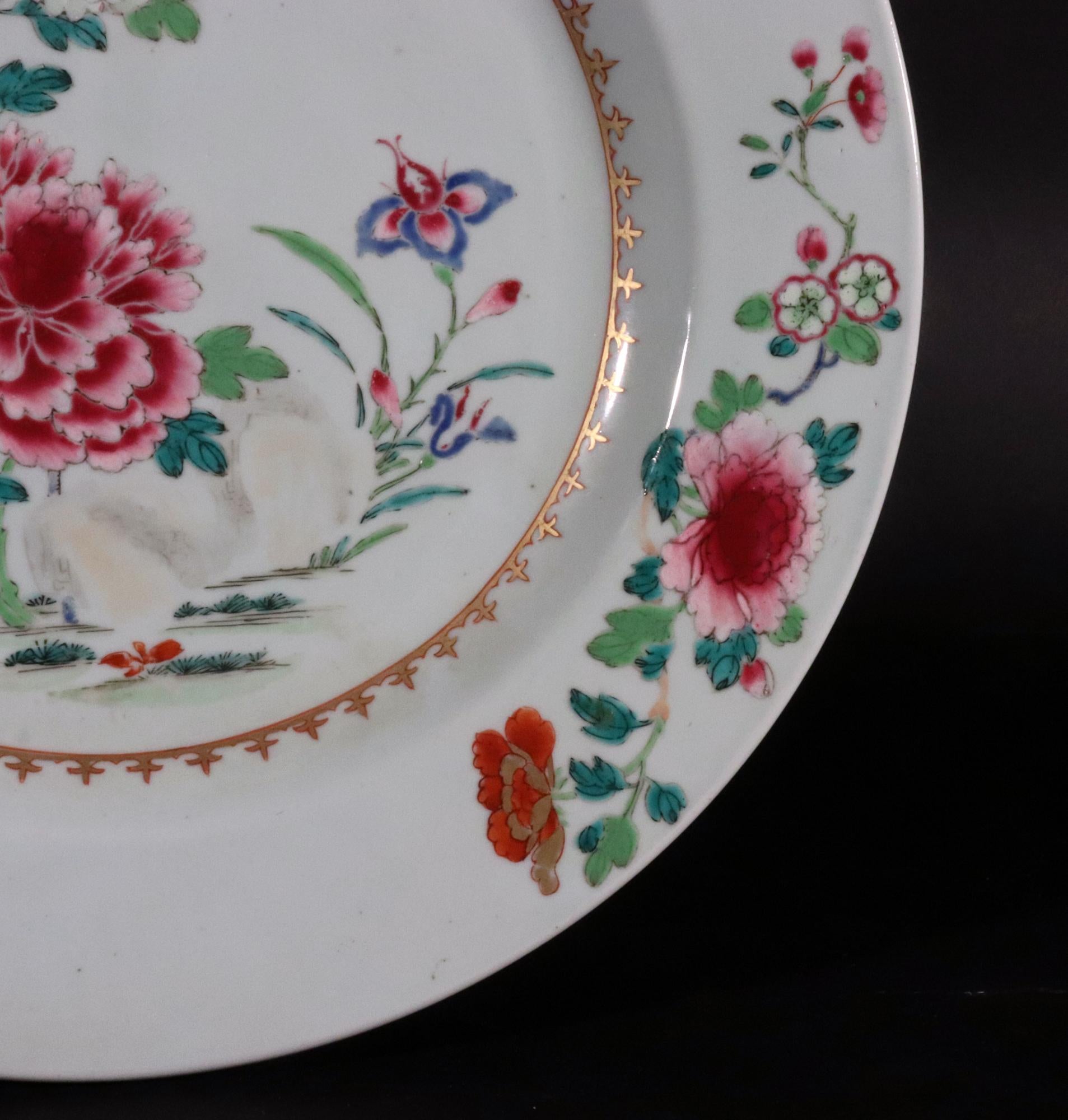 Plato grande de porcelana china de exportación con flores Famille Rose siglo XVIII en venta