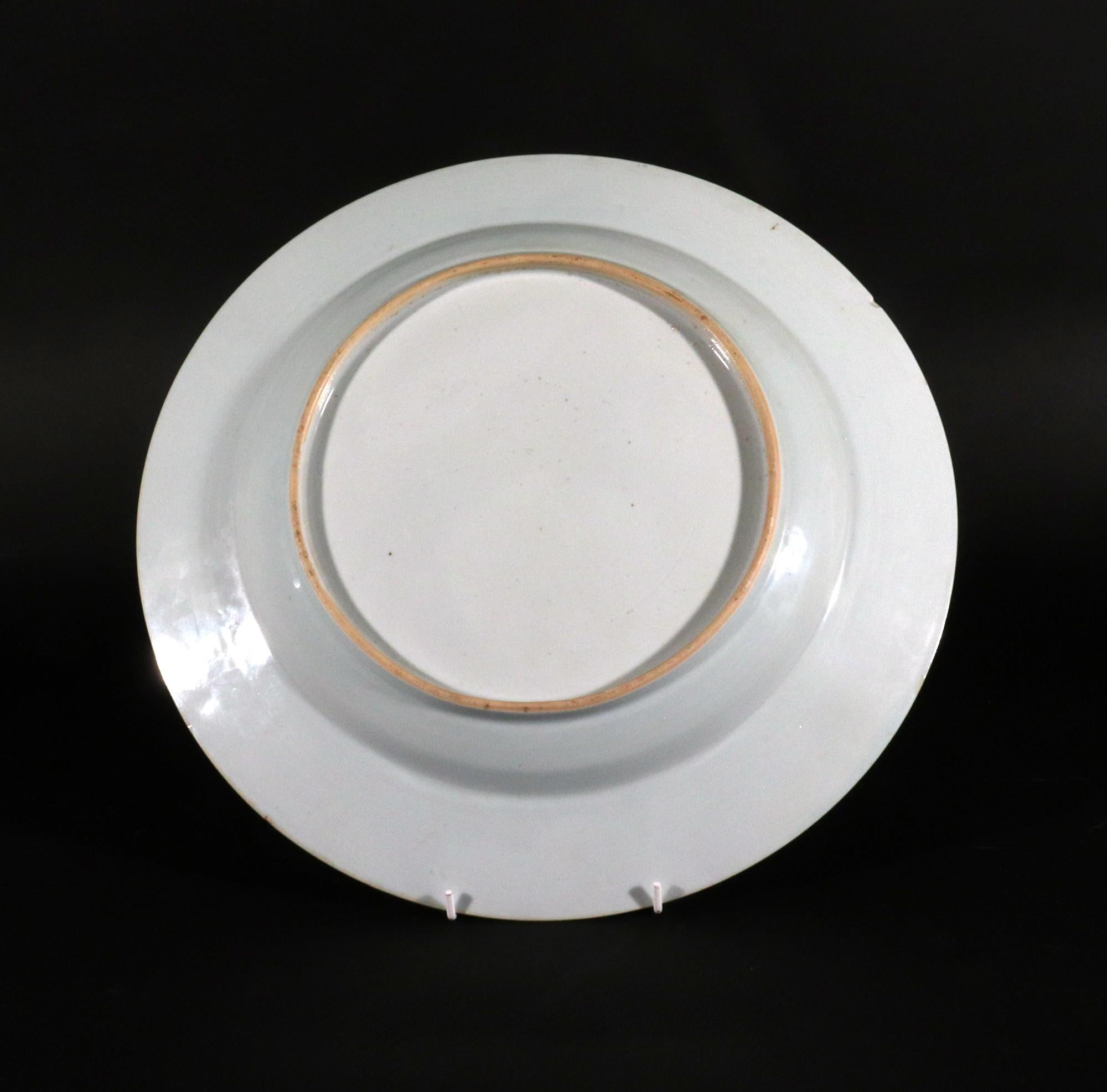 Plato grande de porcelana china de exportación con flores Famille Rose Porcelana en venta