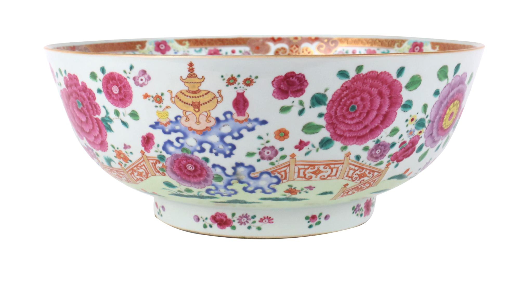 Grand bol à punch en porcelaine d'exportation chinoise de la famille rose,
Vers 1765-75

Grand bol à punch en porcelaine d'exportation chinoise, se distinguant par son décor émaillé de la famille rose. L'extérieur est orné de scènes complexes d'un