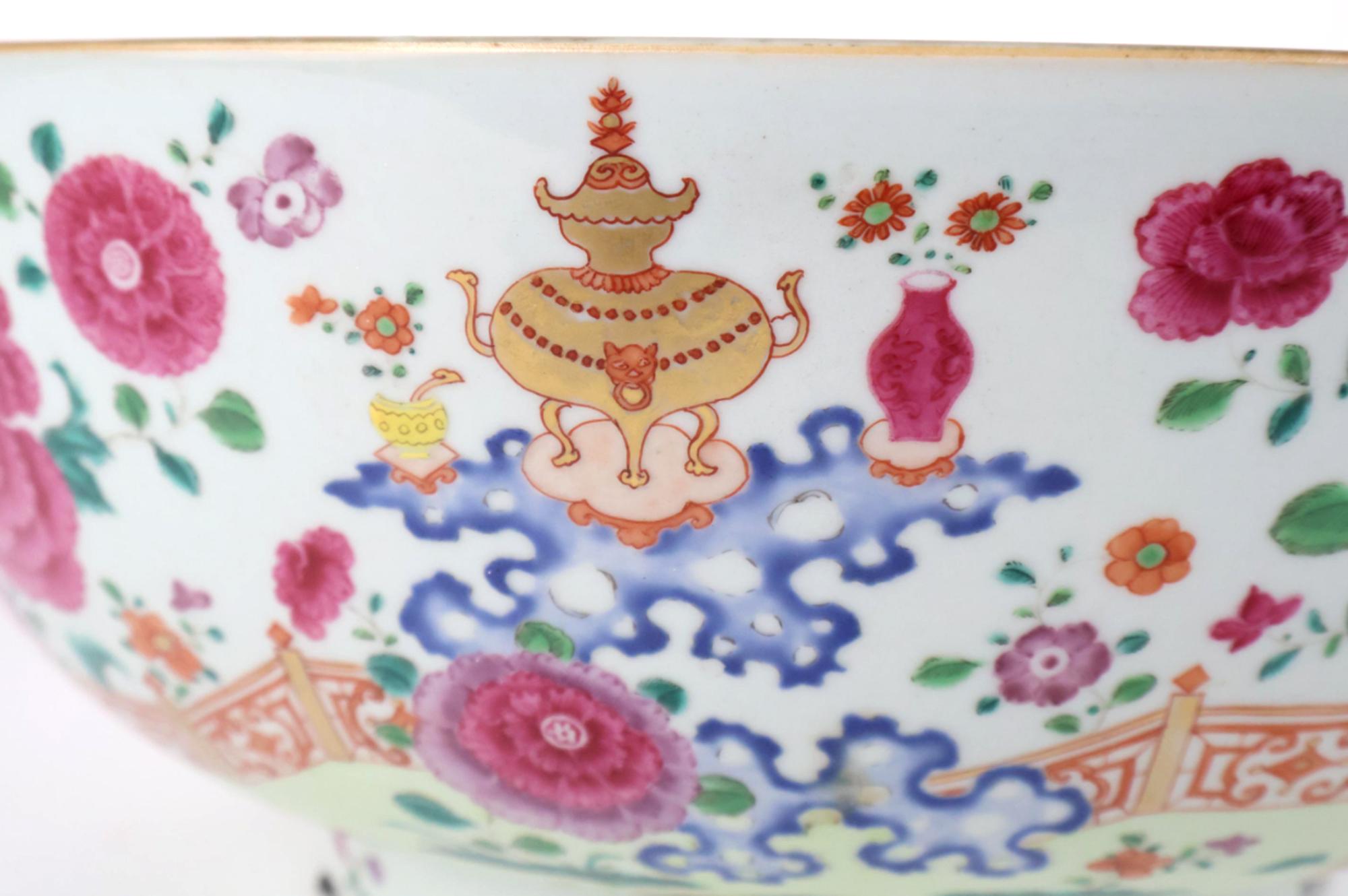 Exportation chinoise Grand bol à punch Famille Rose en porcelaine d'exportation chinoise en vente