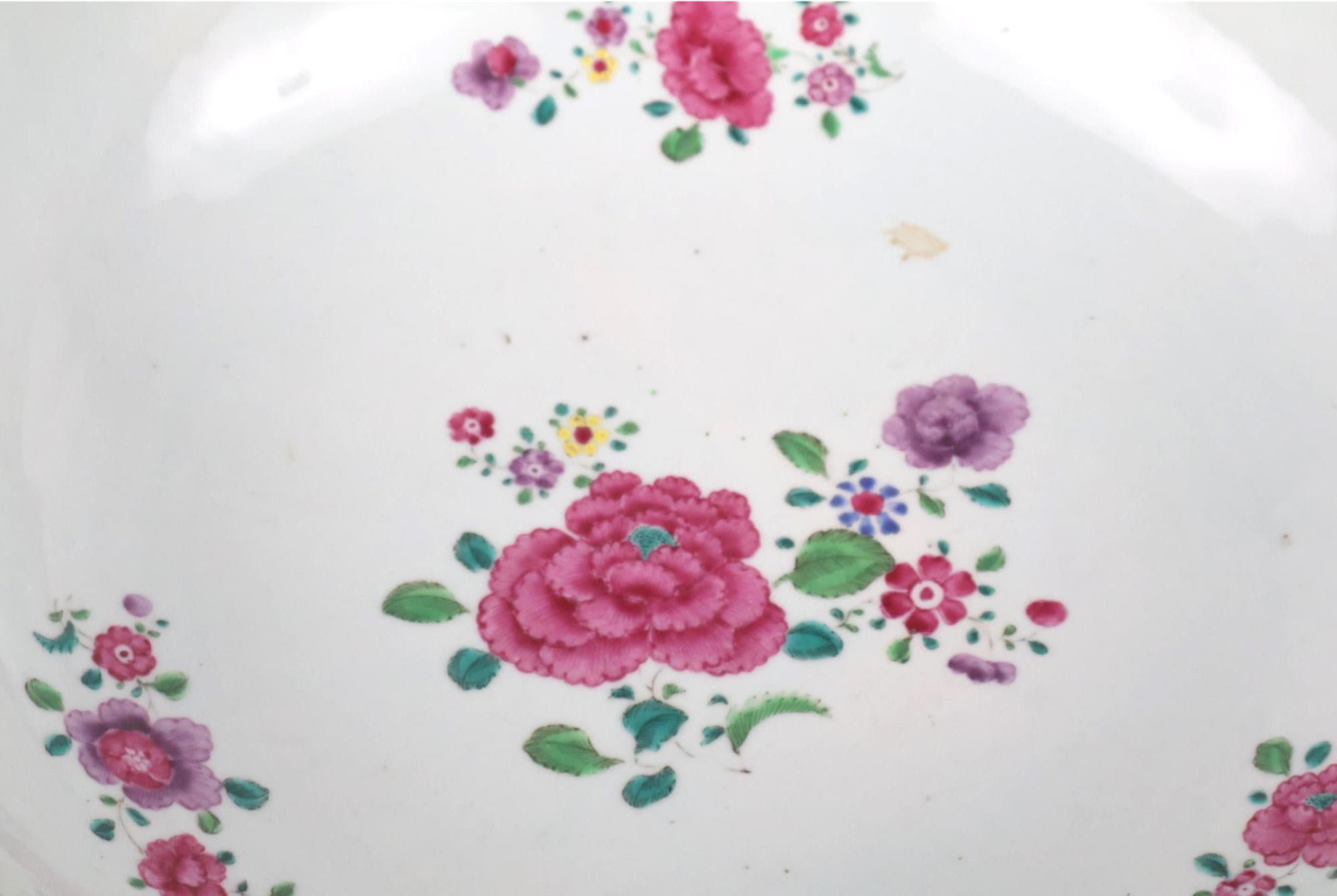Fin du XVIIIe siècle Grand bol à punch Famille Rose en porcelaine d'exportation chinoise en vente