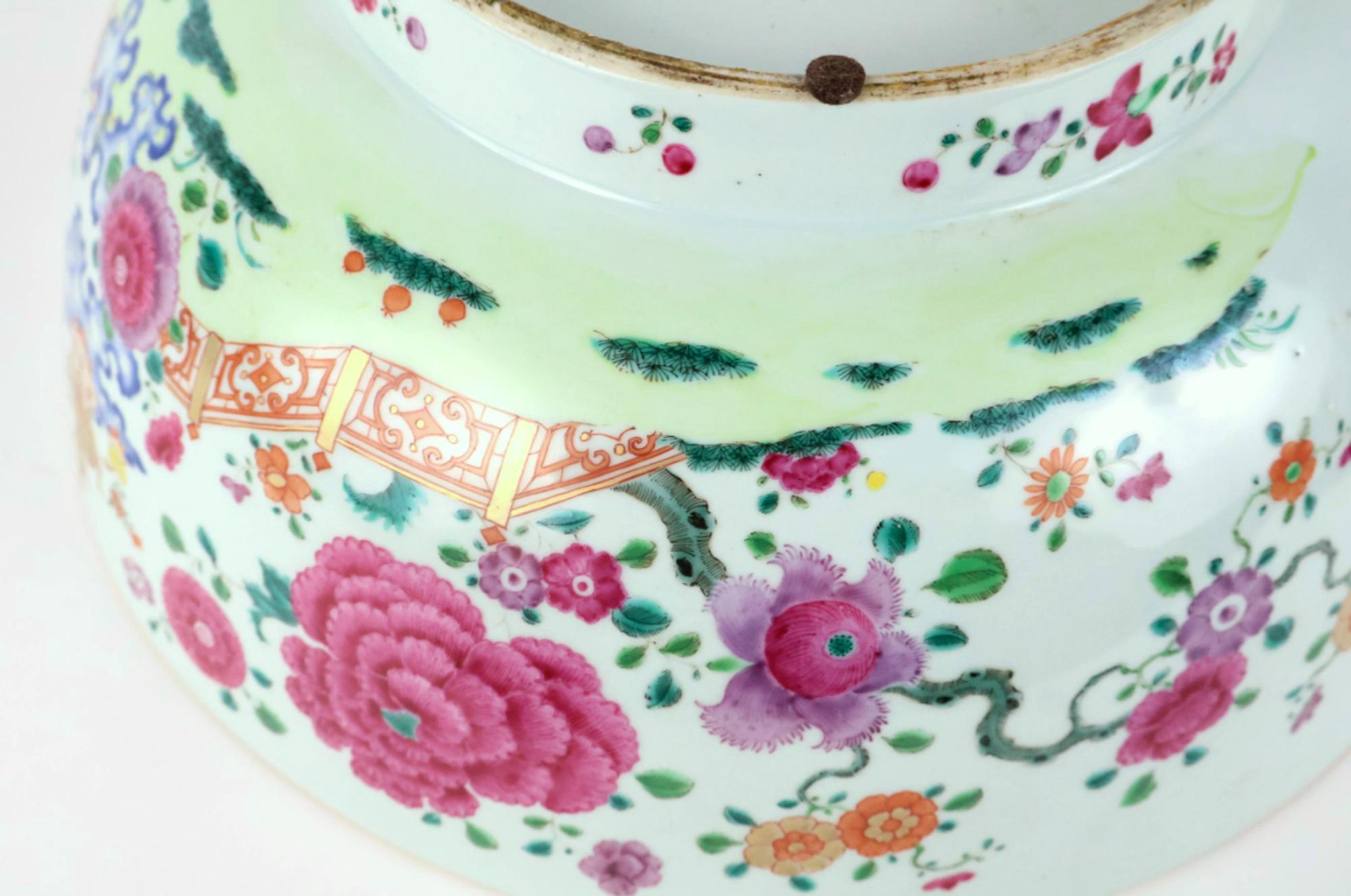 Porcelaine Grand bol à punch Famille Rose en porcelaine d'exportation chinoise en vente