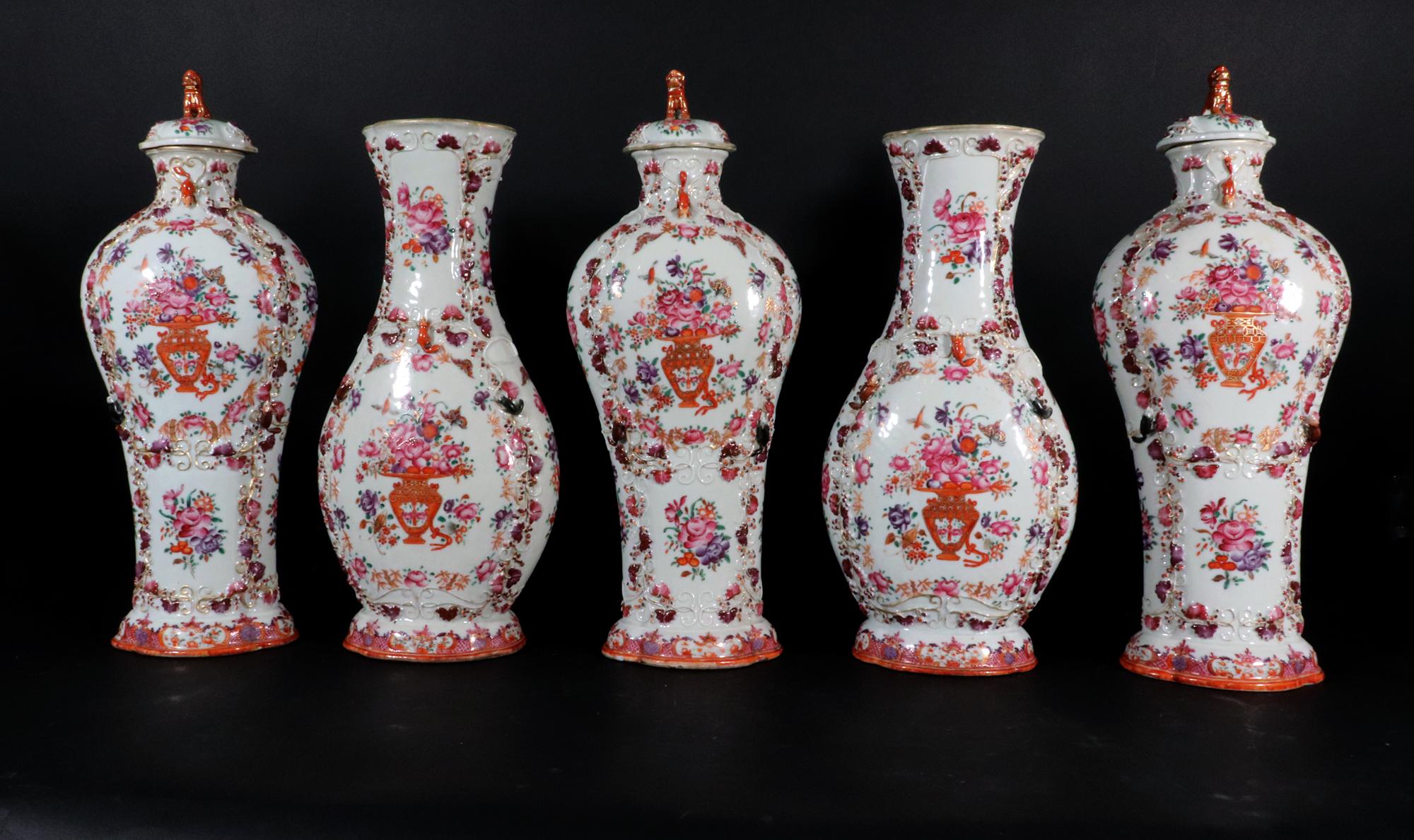 Porcellana cinese da esportazione Grande guarnizione di vasi Famille Rose in cinque pezzi,
Circa 1775-80

I vasi e i coperchi a balaustro appiattiti in porcellana cinese da esportazione sono di grandi dimensioni e presentano decorazioni a rilievo