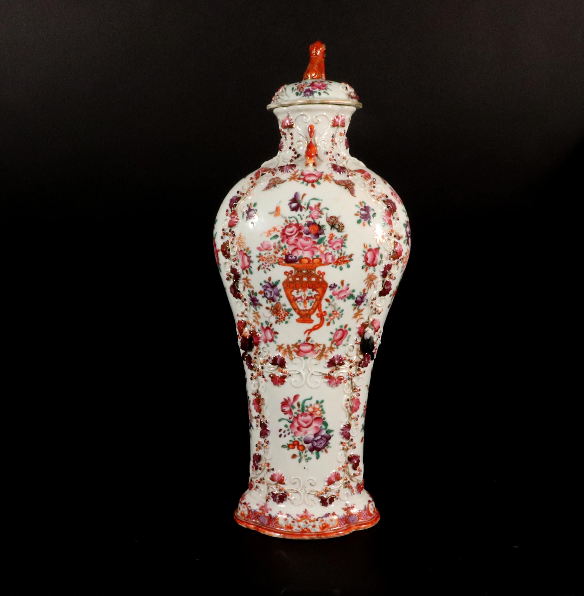 Porcellana cinese d'esportazione Grande guarnizione di vasi Famille Rose in cinque pezzi In condizioni buone in vendita a Downingtown, PA